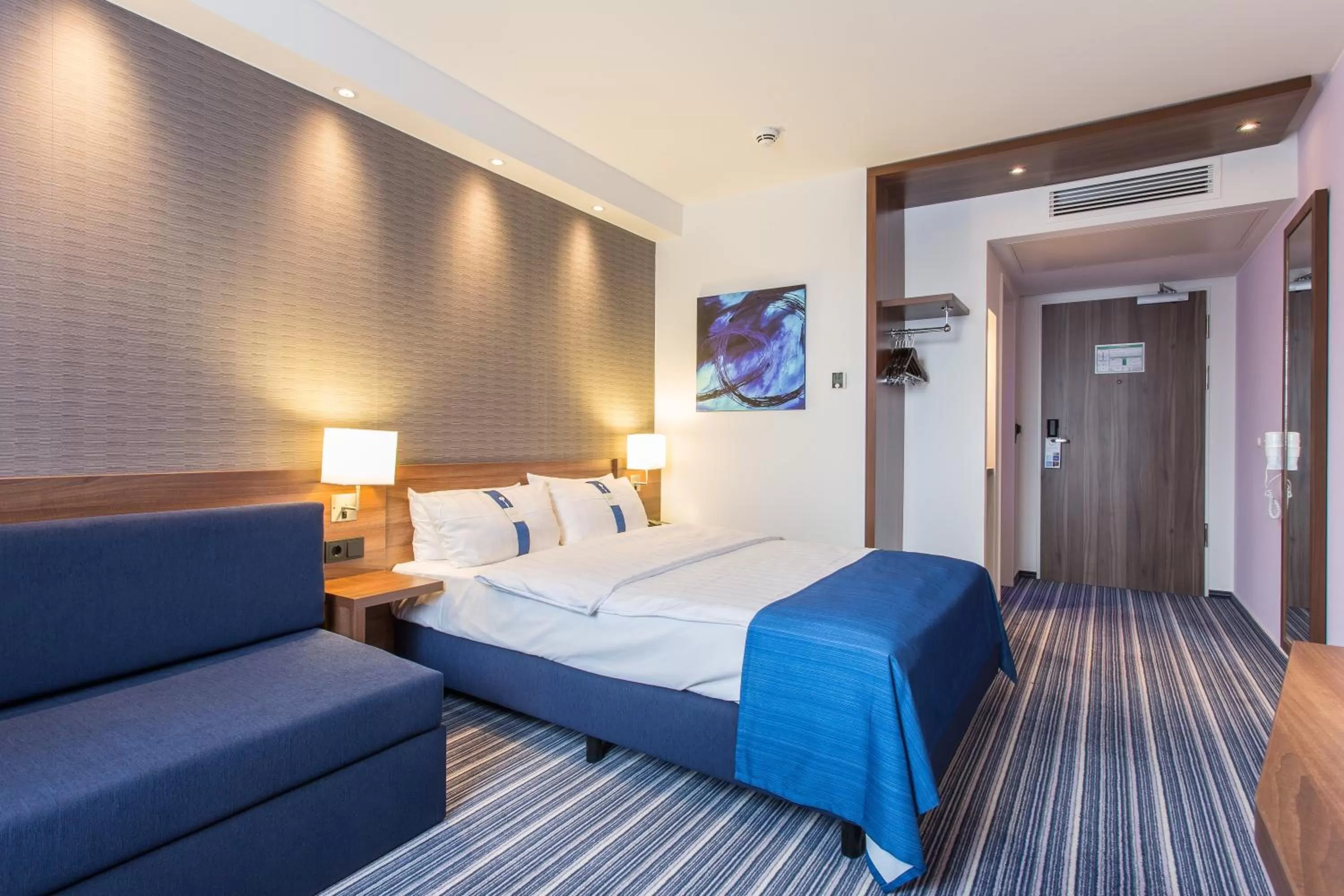 Photo of the whole room, Bed in Holiday Inn Express Neunkirchen by IHG