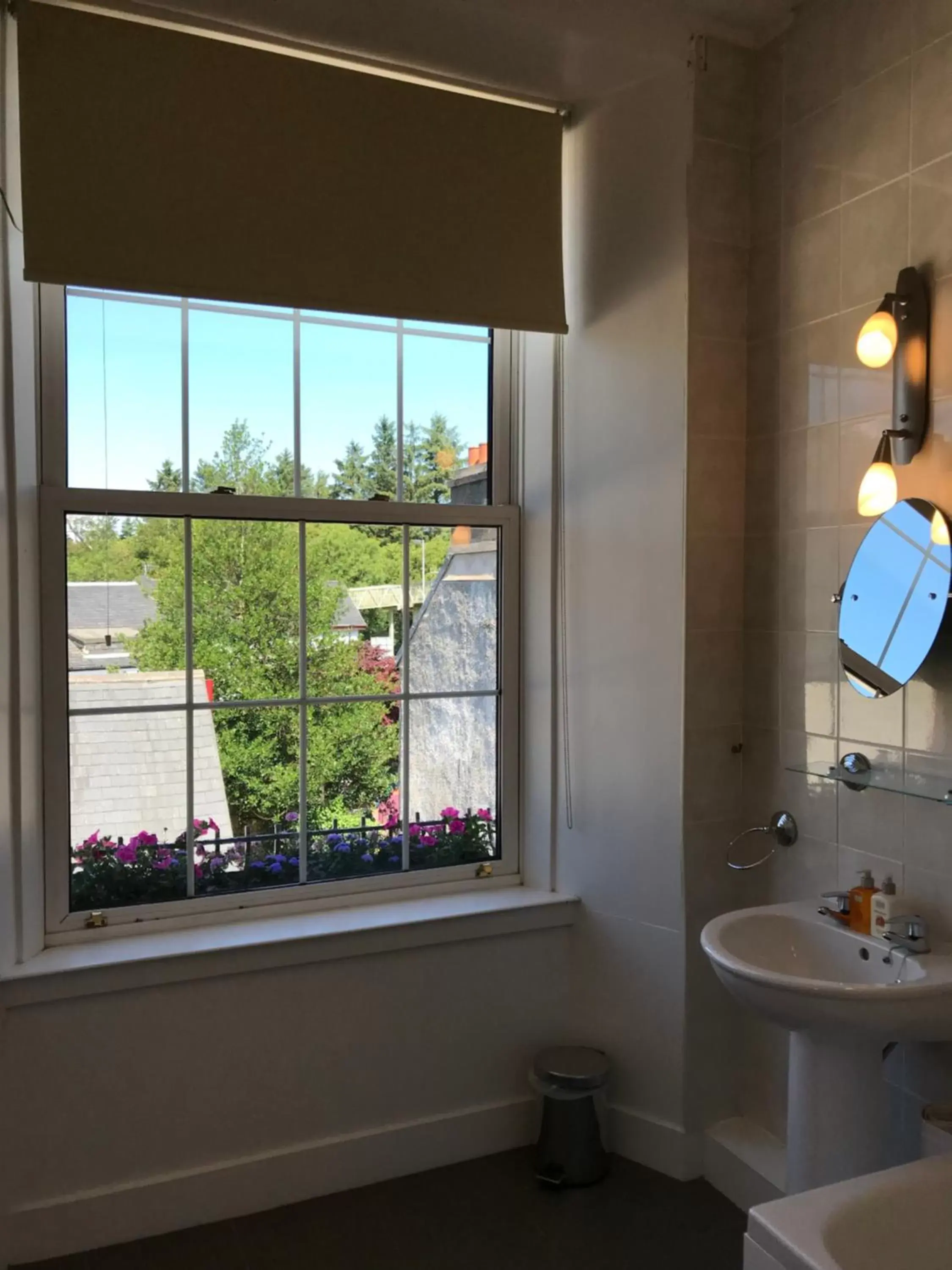 Bathroom in Inverkip Hotel