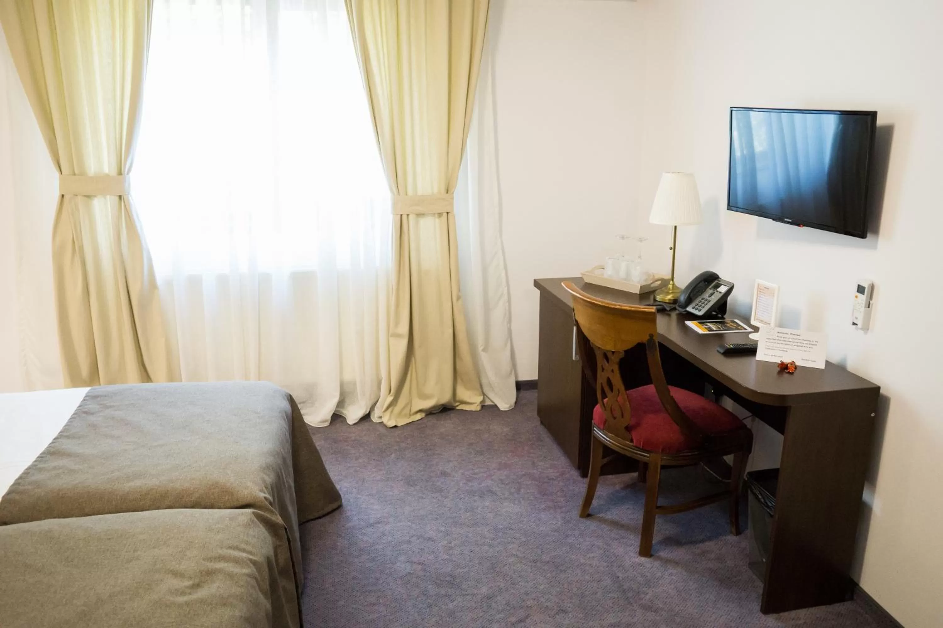 Photo of the whole room, Bed in Nest