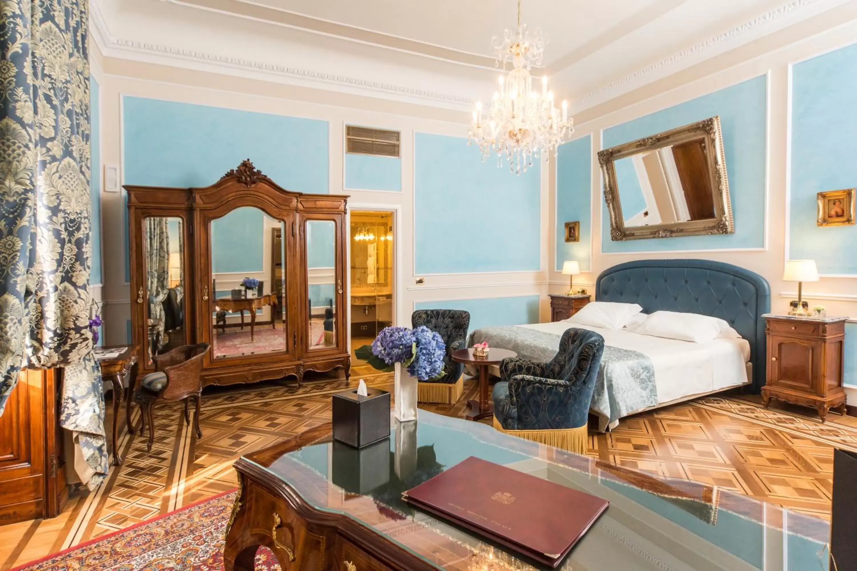 Photo of the whole room, Seating Area in Hotel Bristol Palace