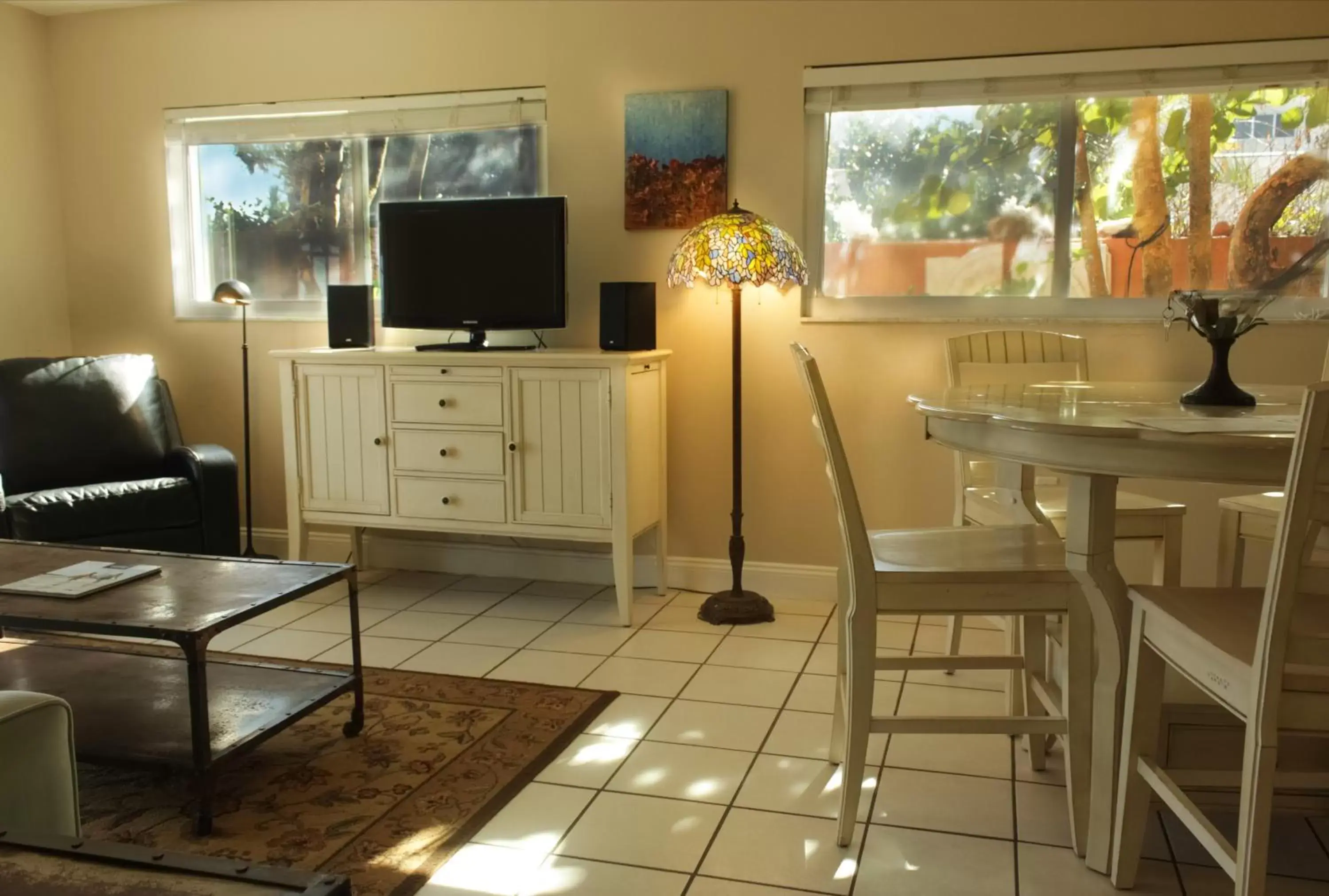Dining area, TV/Entertainment Center in Beach Place Guesthouses