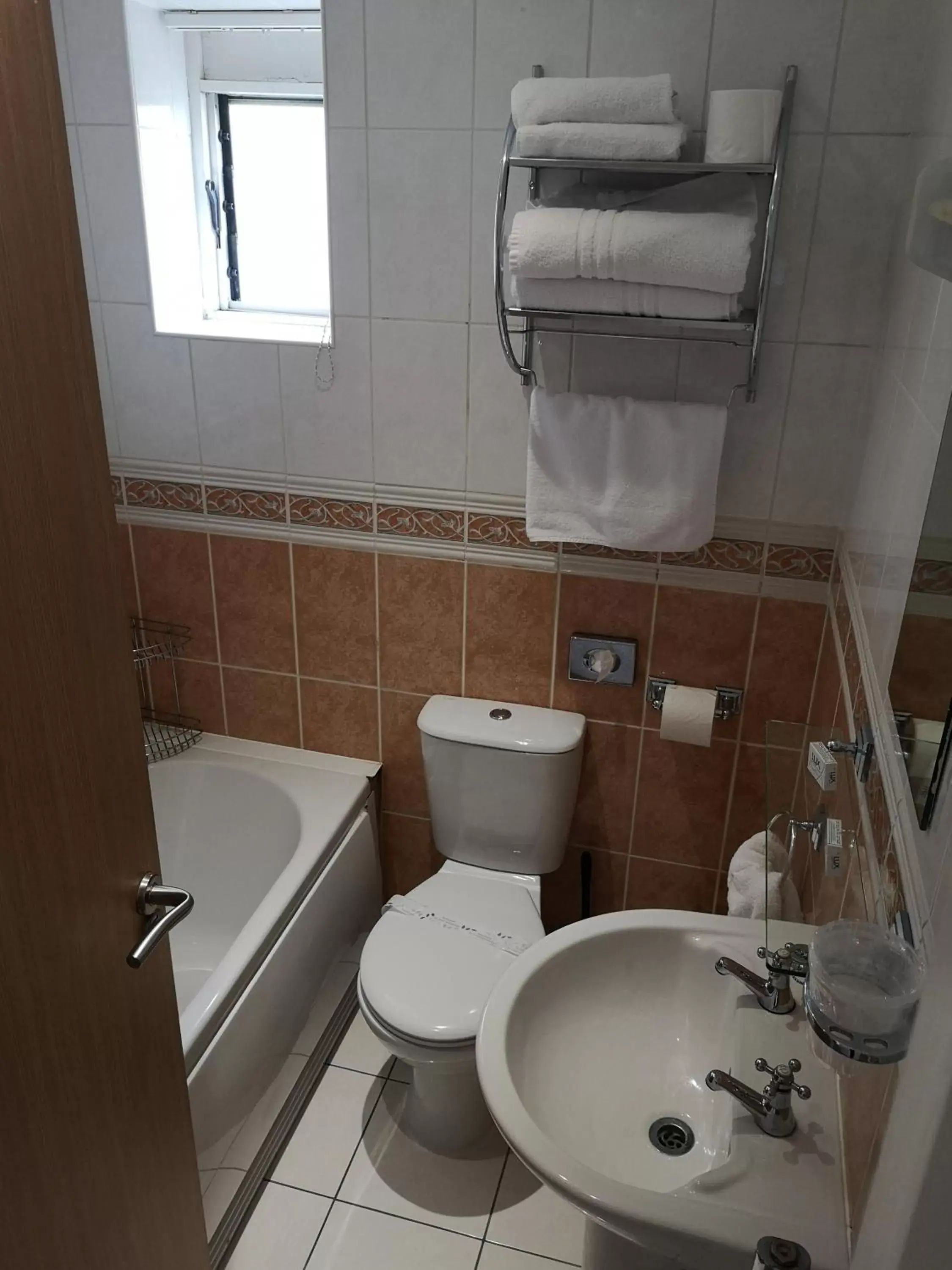 Bathroom in Invicta Hotel