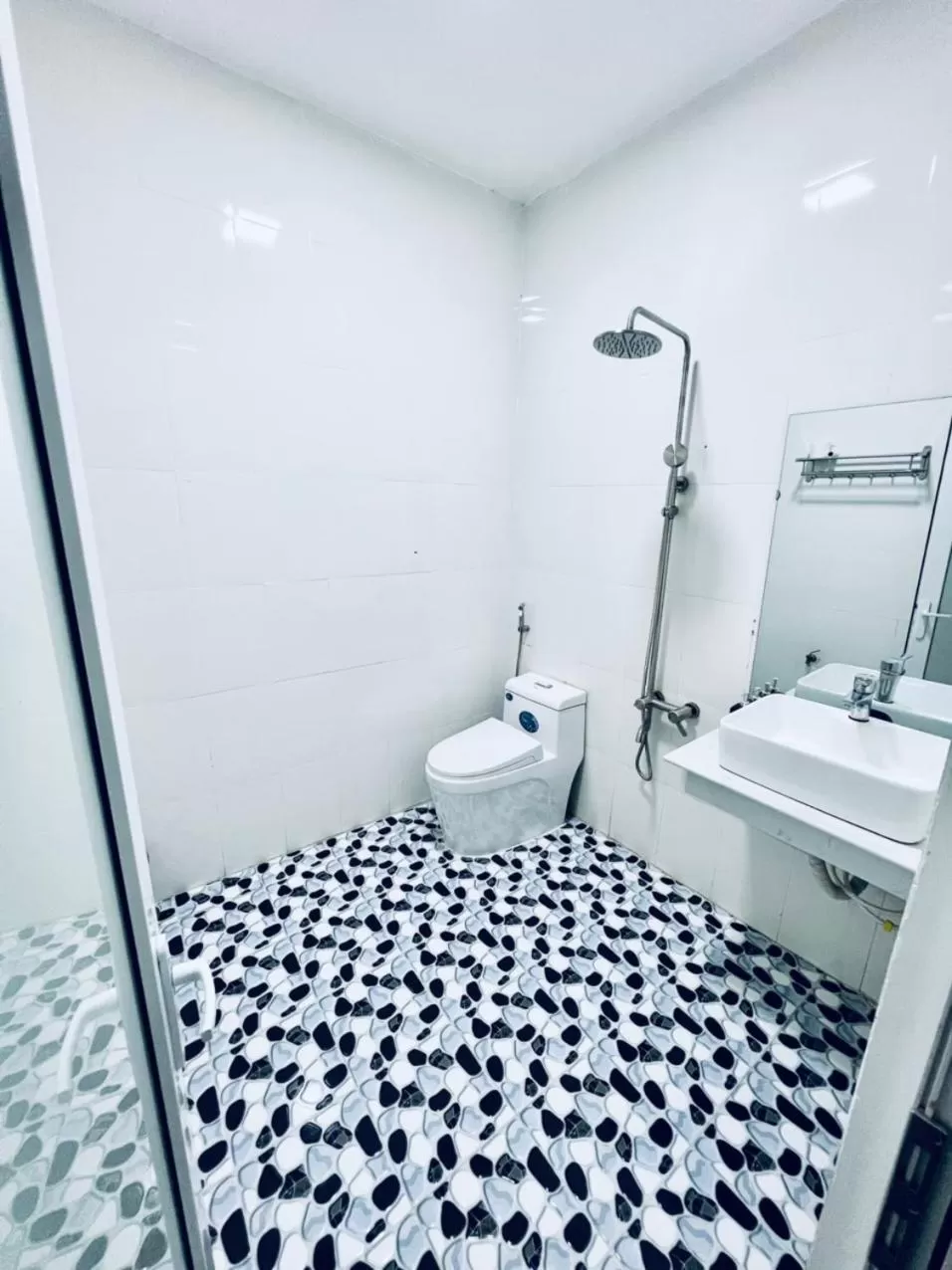 Shower in D'Villa Hotel - Homestay