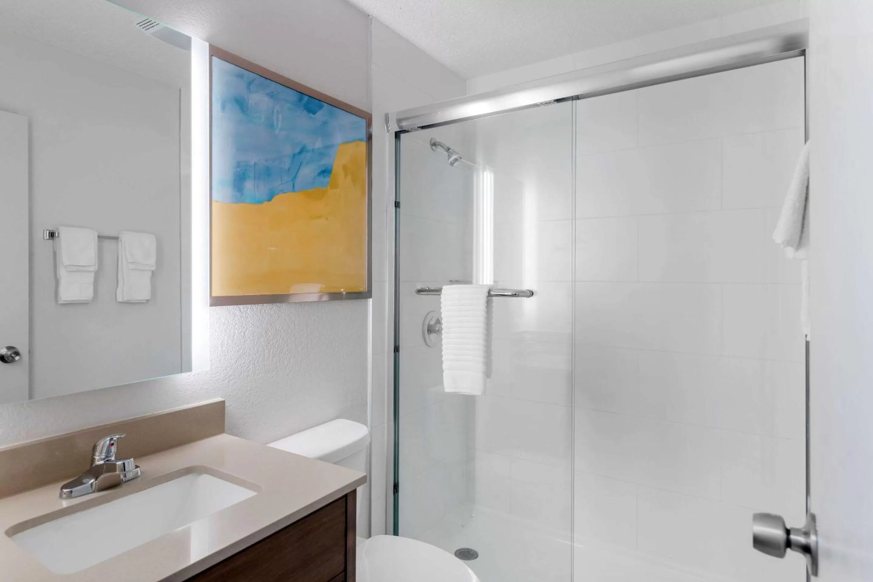 Bedroom in Comfort Inn Detroit - Troy