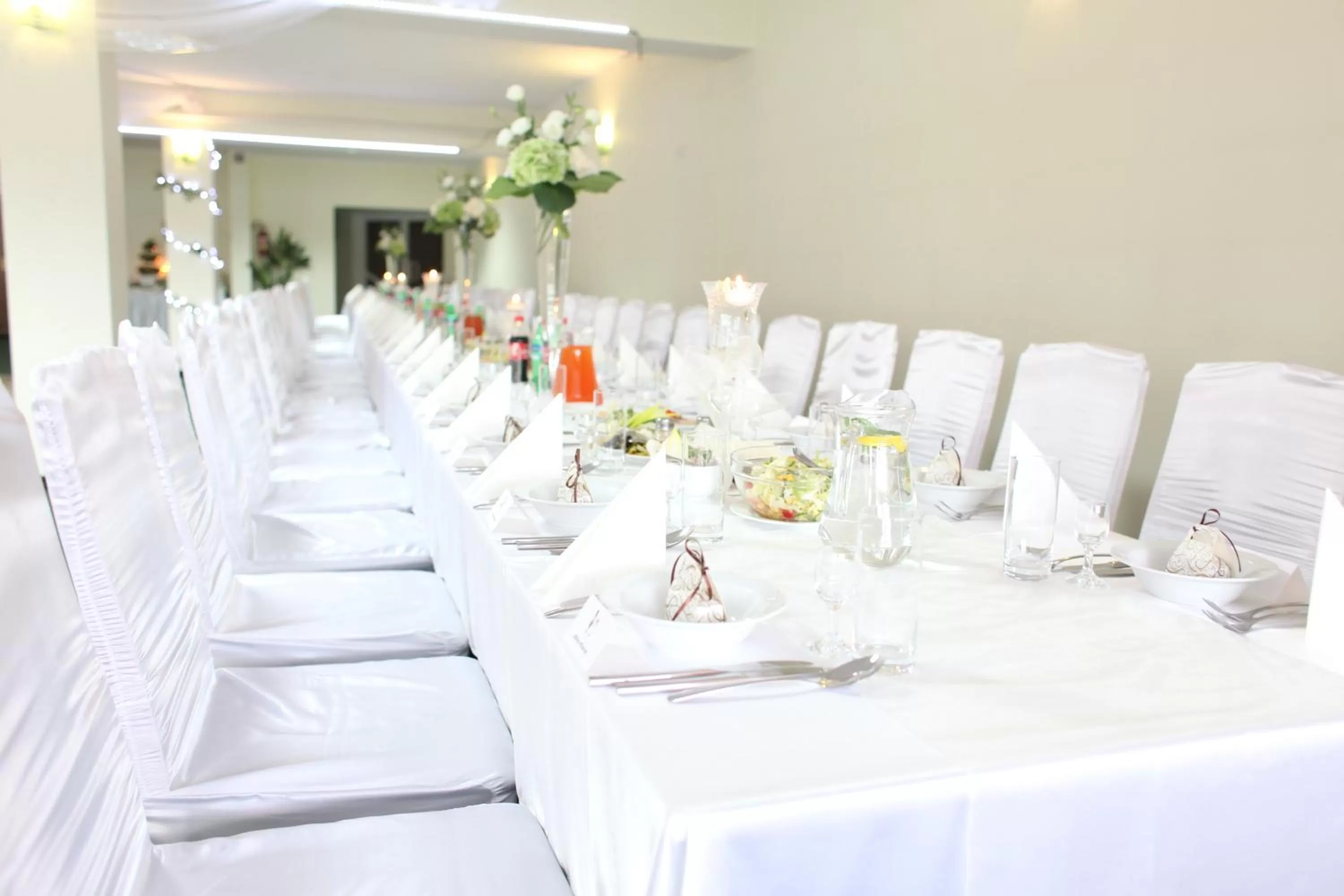 Restaurant/places to eat in Hotel Huszcza