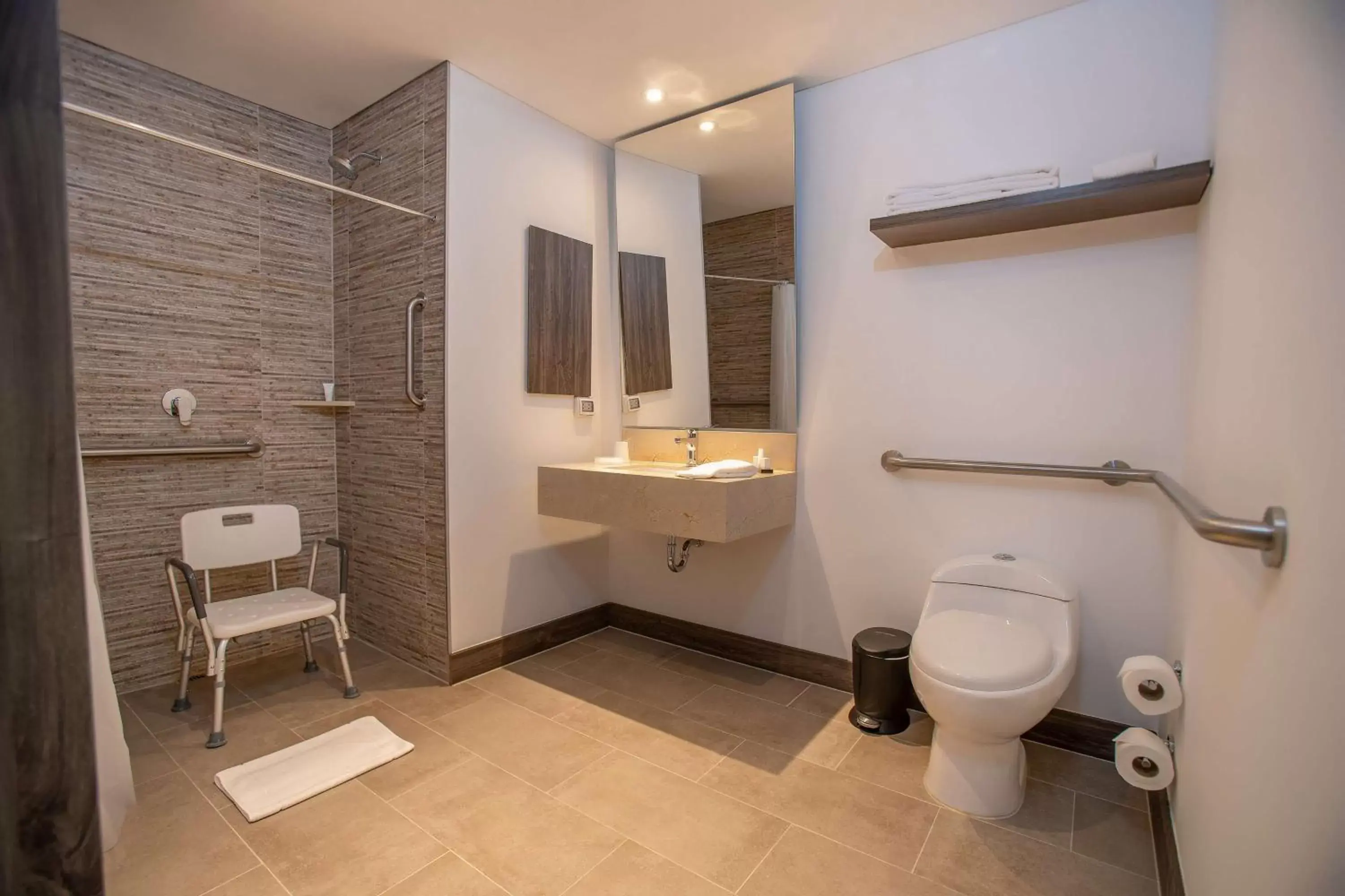 Bathroom in Hampton By Hilton Valledupar Bathroom in Hampton By Hilton Valledupar