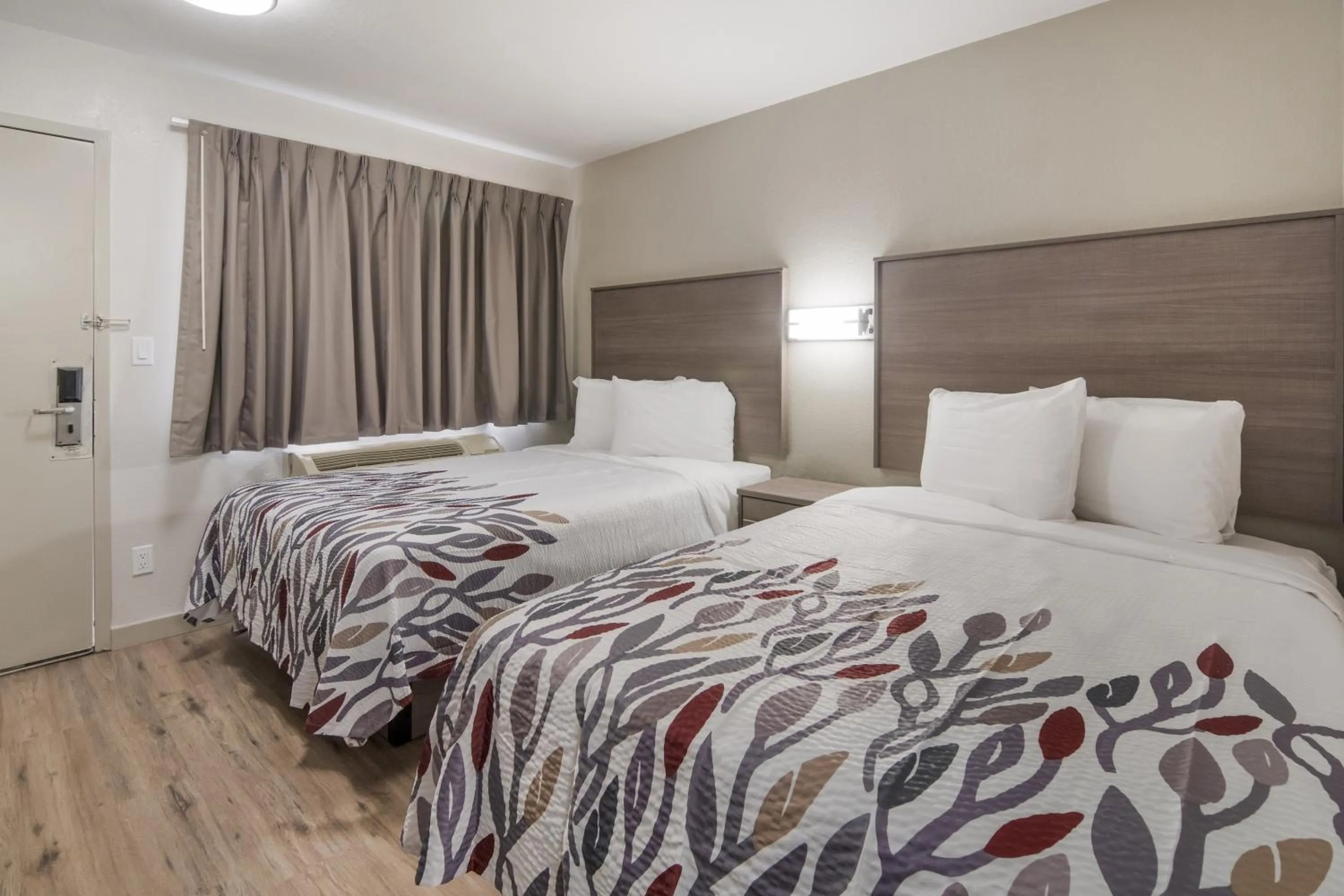 Photo of the whole room, Bed in Red Roof Inn Fort Worth South