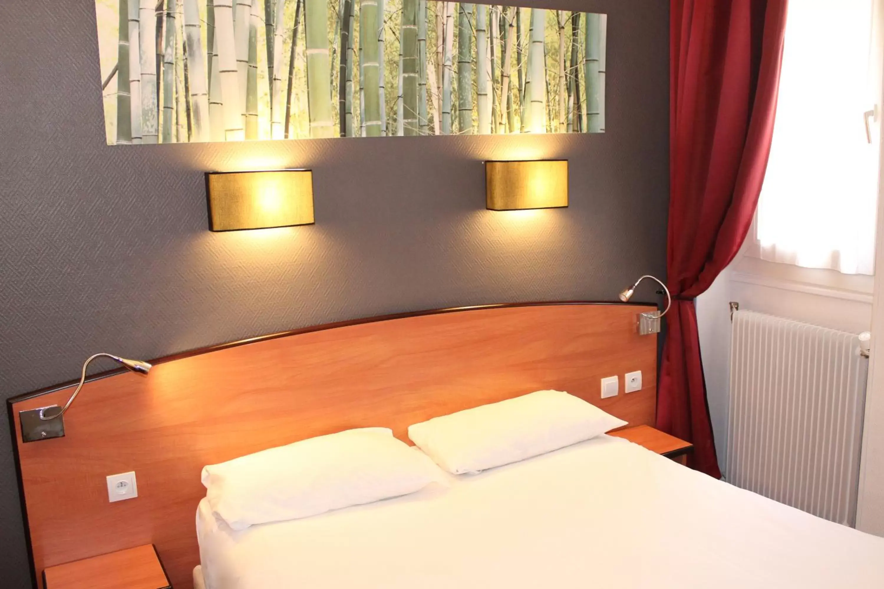 Bed in Kyriad Hotel XIII Italie Gobelins