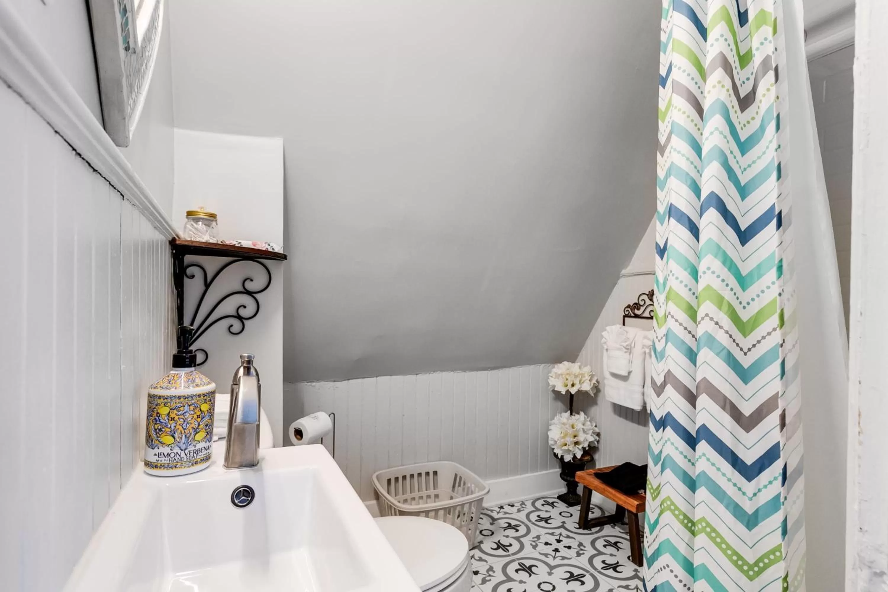 Bathroom in G7 central location museums free parking