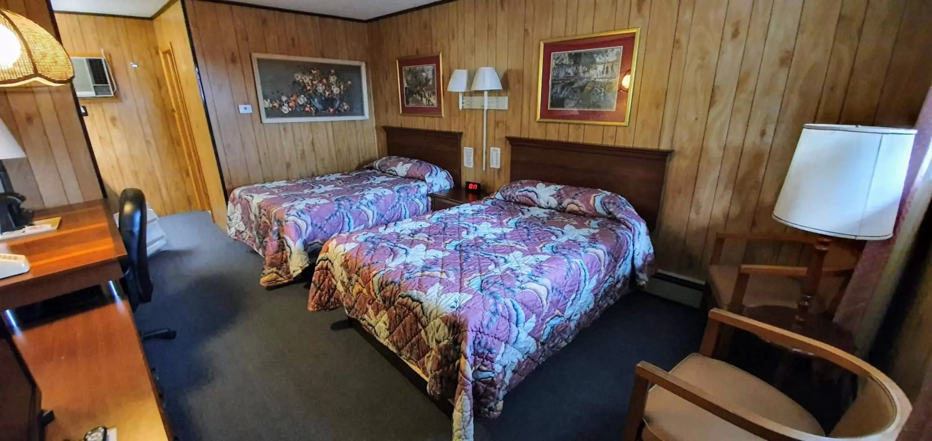 Bed in Red Ranch Inn