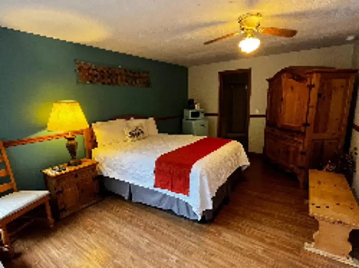 Bed in Meadowlark Motel with Restaurant & Bar