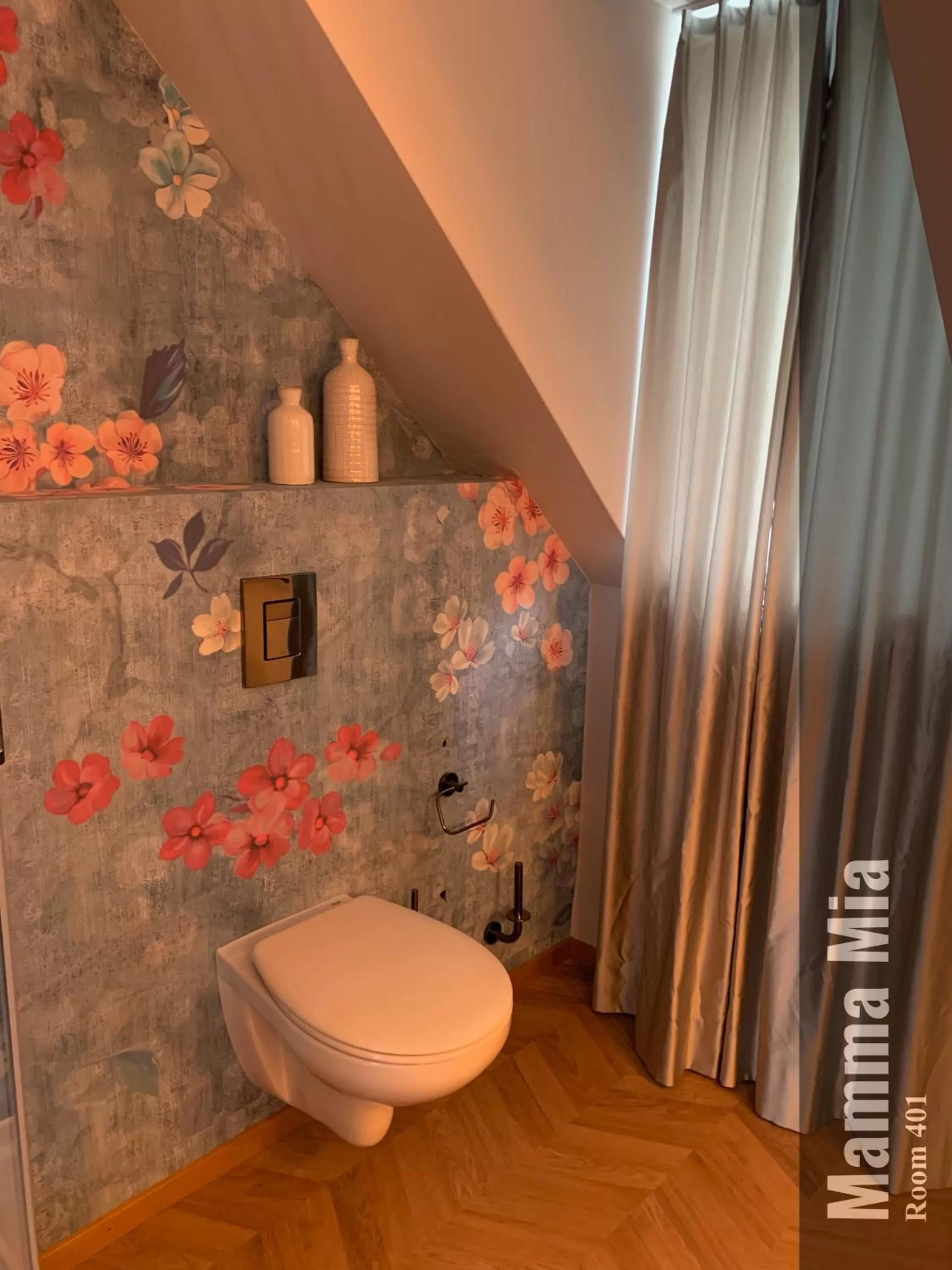 Toilet in The Henry Self Check-In Guesthouse