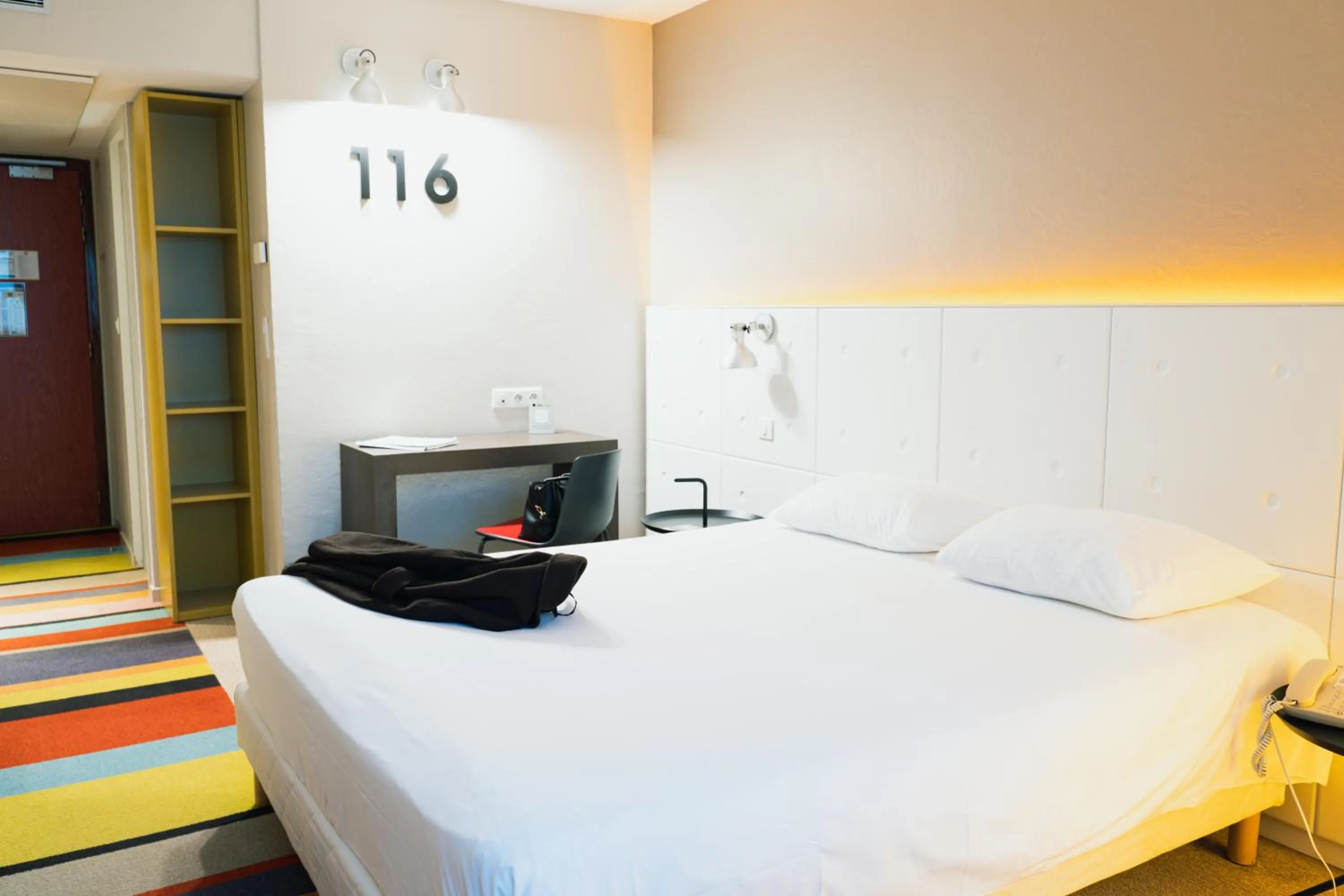 Photo of the whole room, Bed in ibis Styles Lyon Sud Vienne