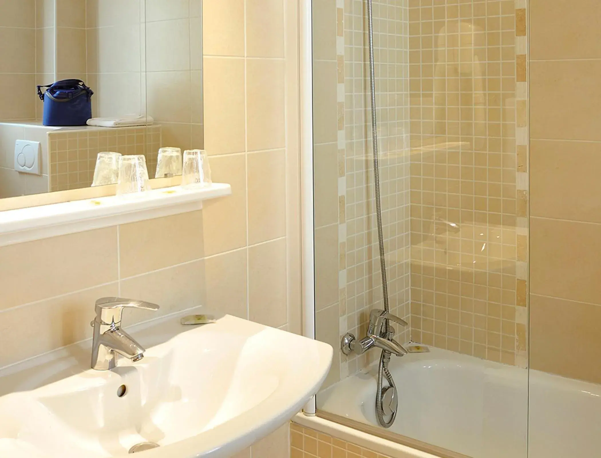 Shower, Bathroom in Logis Hôtel Des Châteaux De La Loire