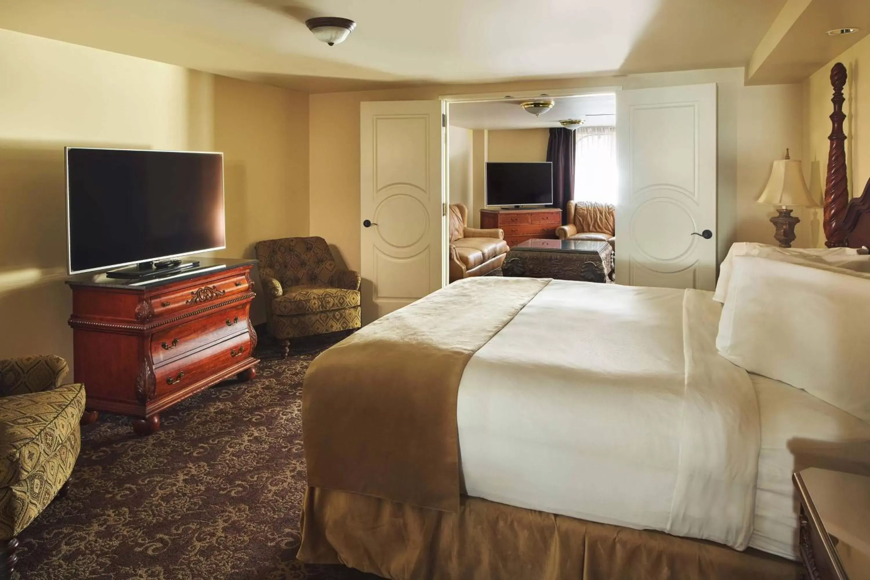 Bedroom, TV/Entertainment Center in The Historic Davenport, Autograph Collection