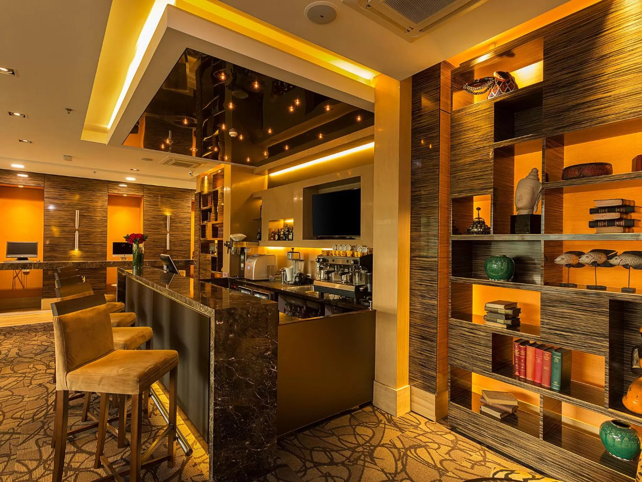 Restaurant/places to eat in EK Hotel By Preferred Hotels Group