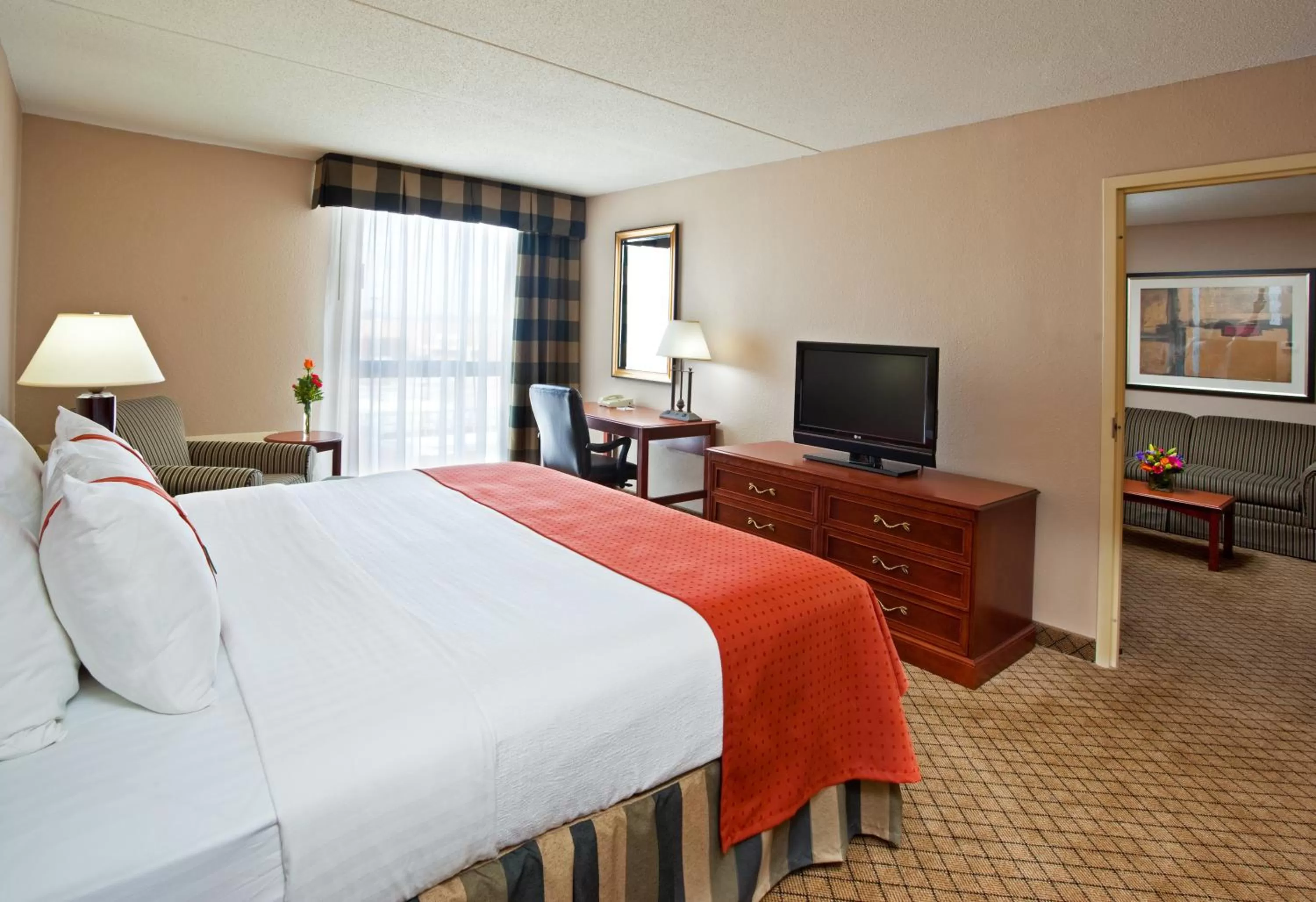 Photo of the whole room, Bed in Holiday Inn Cincinnati-Eastgate by IHG