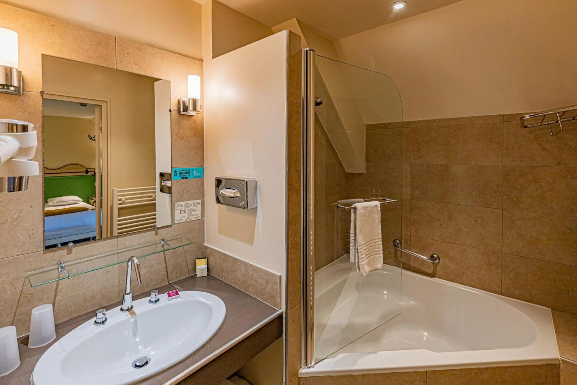 Bathroom in Logis Hostellerie des Clos et restaurant Bistrot des grands crus et Maison de la tour Chablis