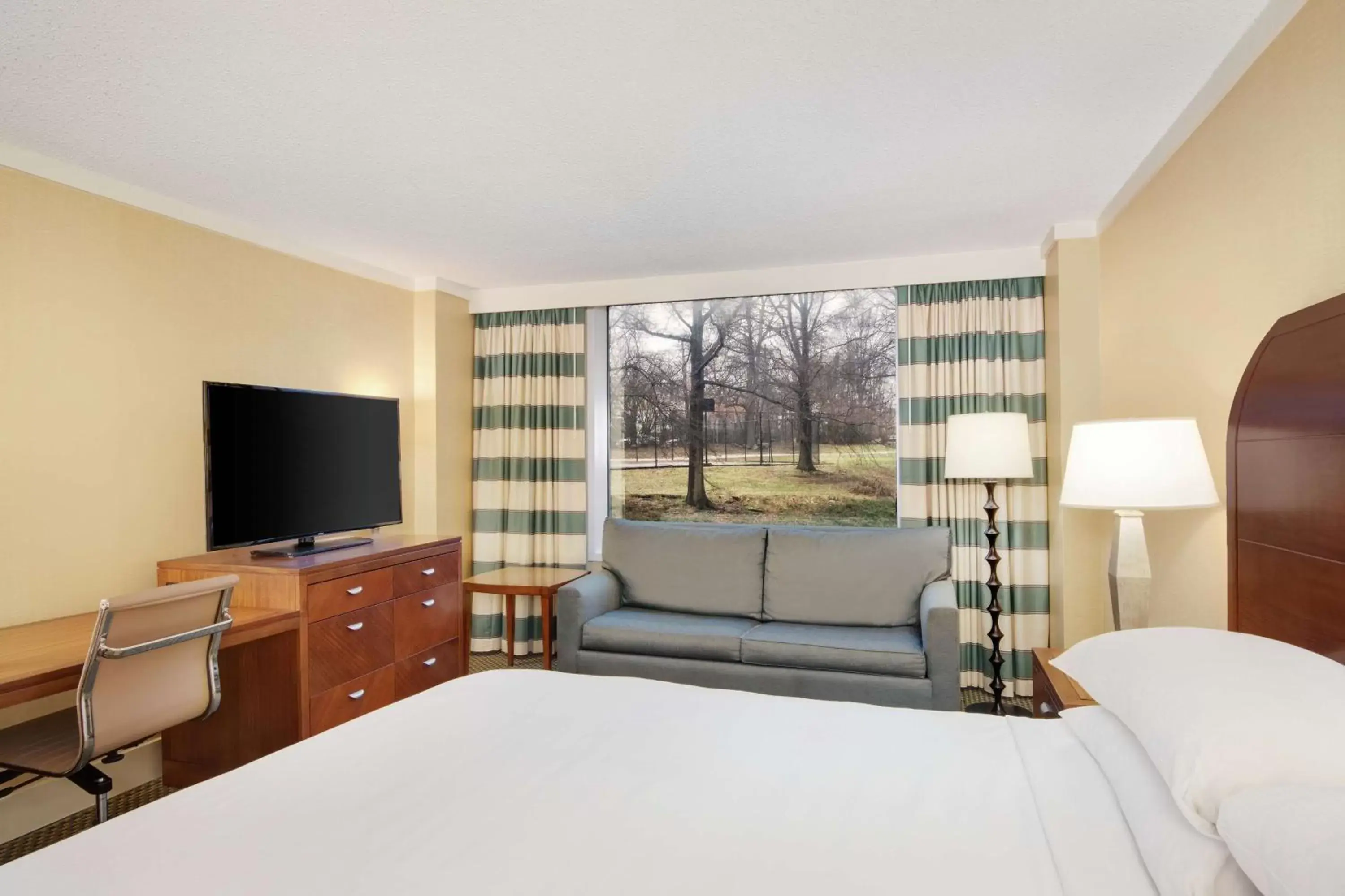 Bedroom, Bed in Hilton Stamford Hotel & Executive Meeting Center