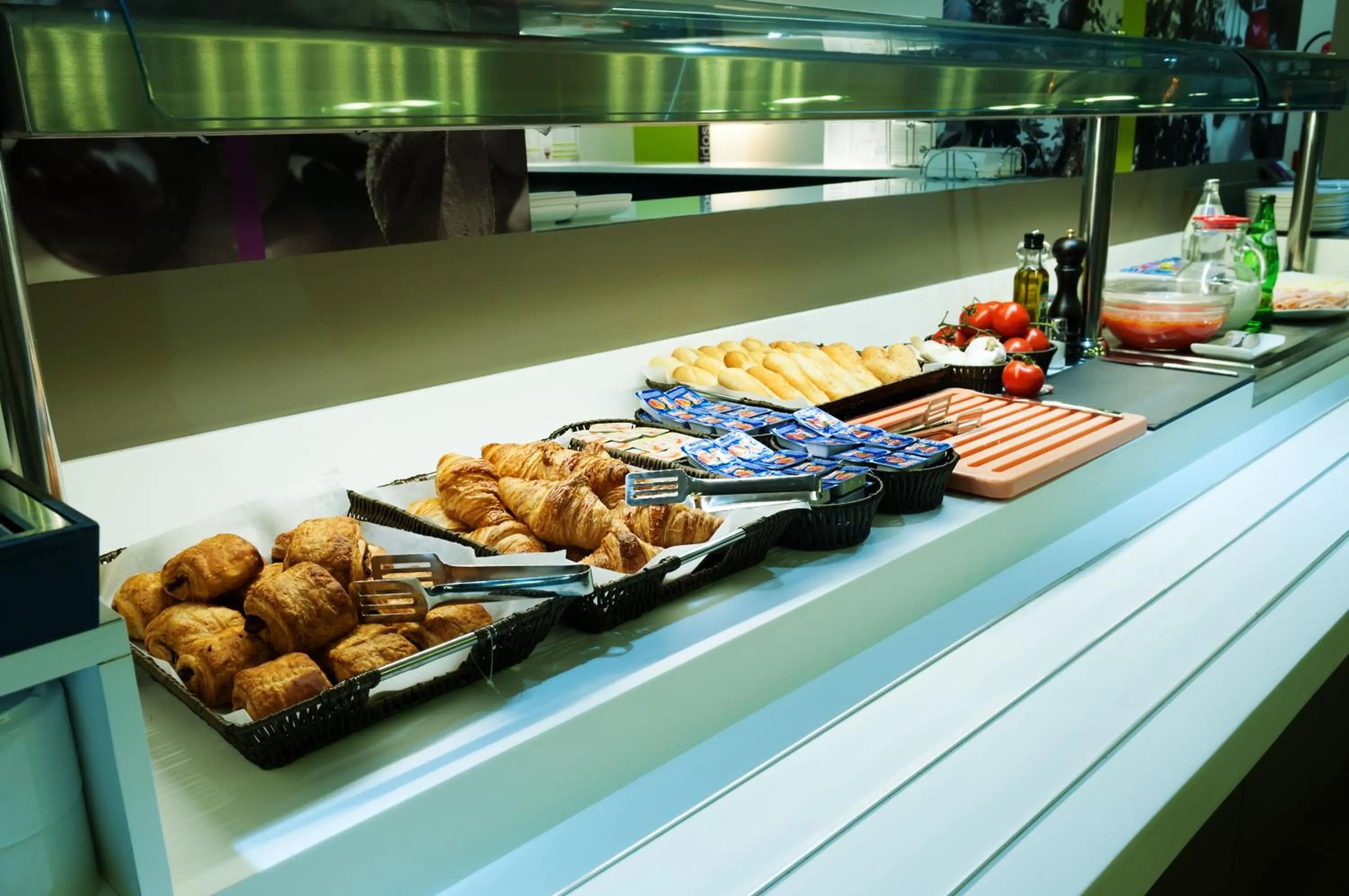 Food and drinks in Hotel Ibis Styles Lleida Torrefarrera
