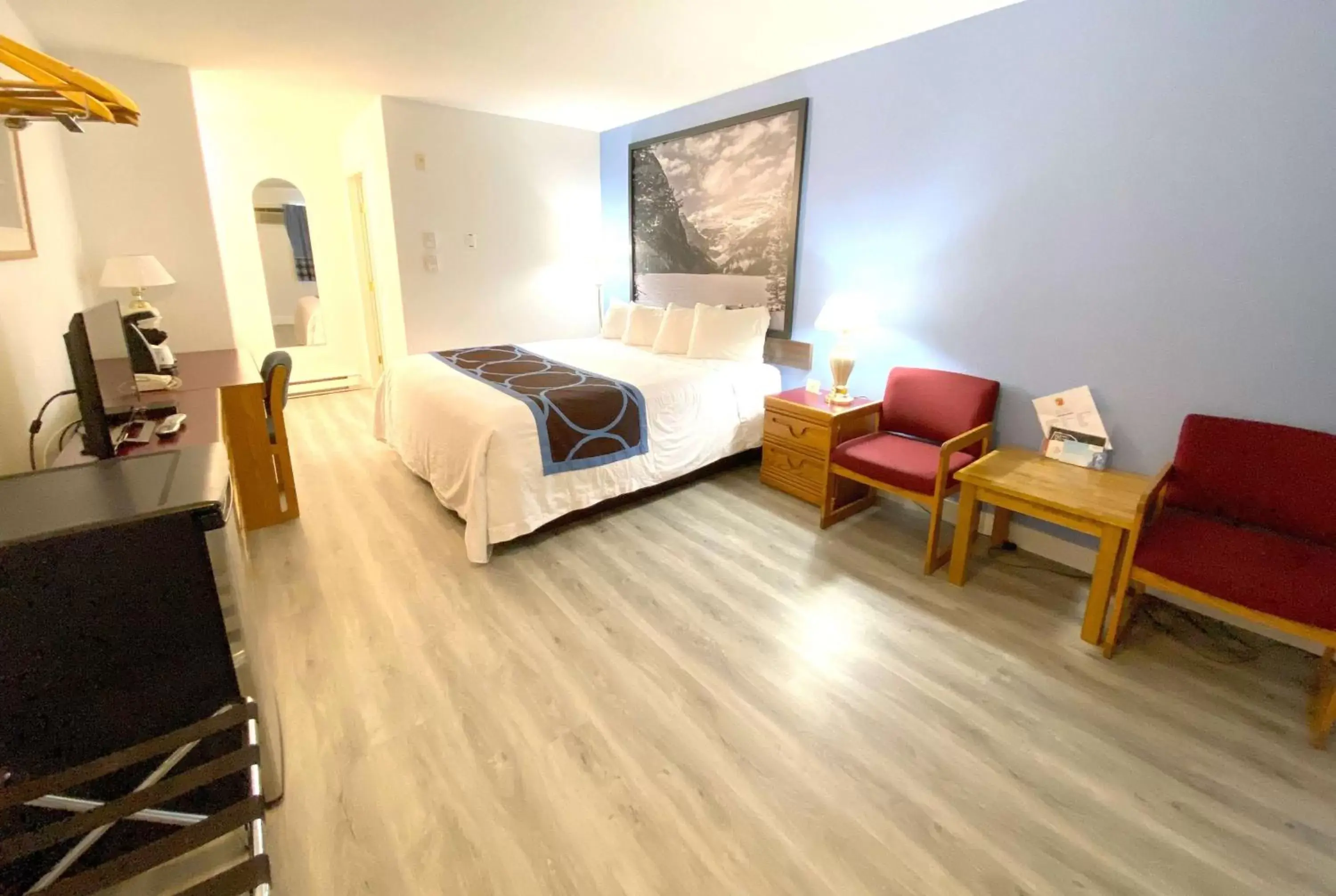 Photo of the whole room, Bed in Super 8 by Wyndham Sicamous Photo of the whole room, Bed in Super 8 by Wyndham Sicamous