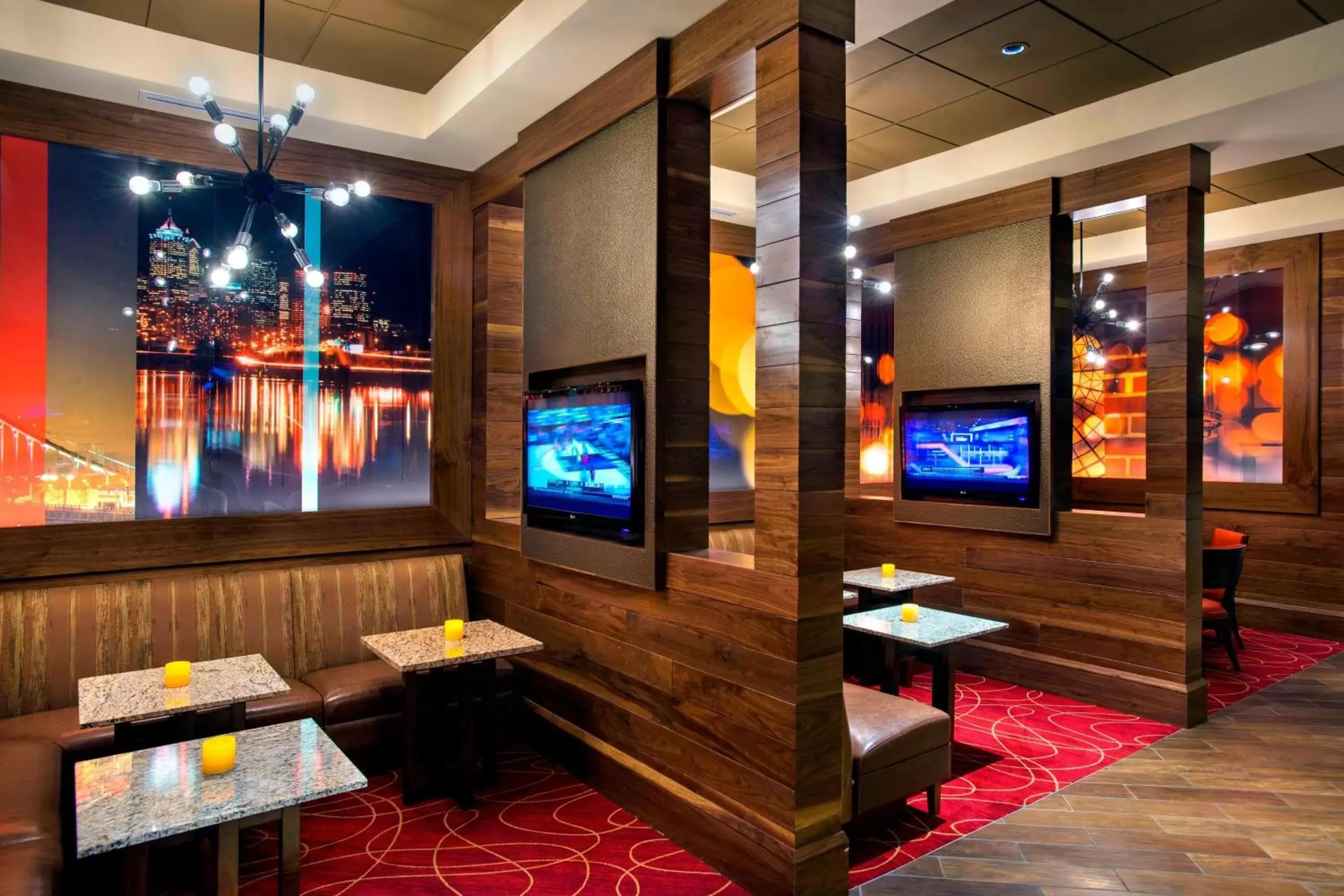 Restaurant/places to eat, TV/Entertainment Center in Philadelphia Airport Marriott