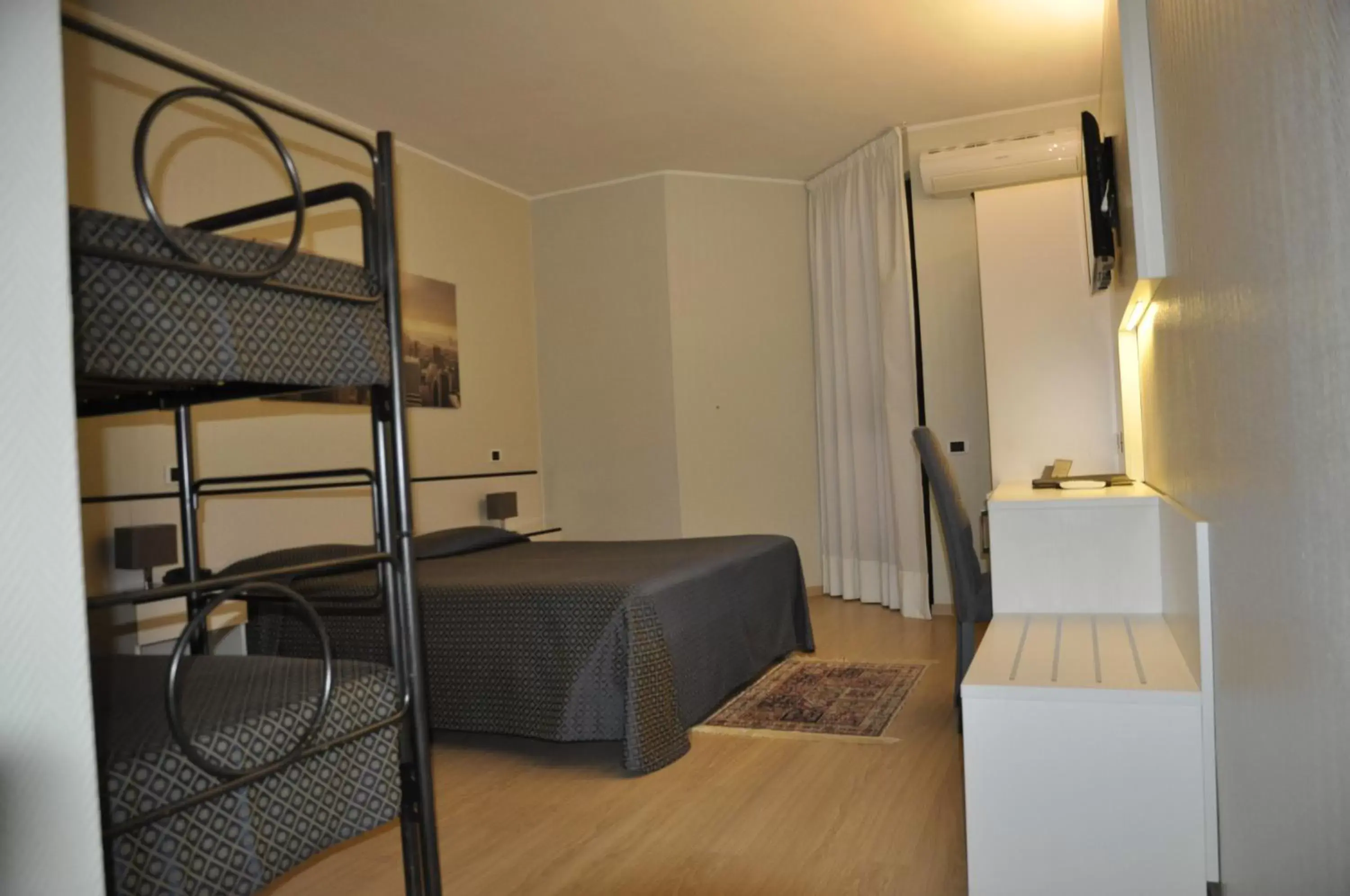 Bed in Hotel Est Piombino