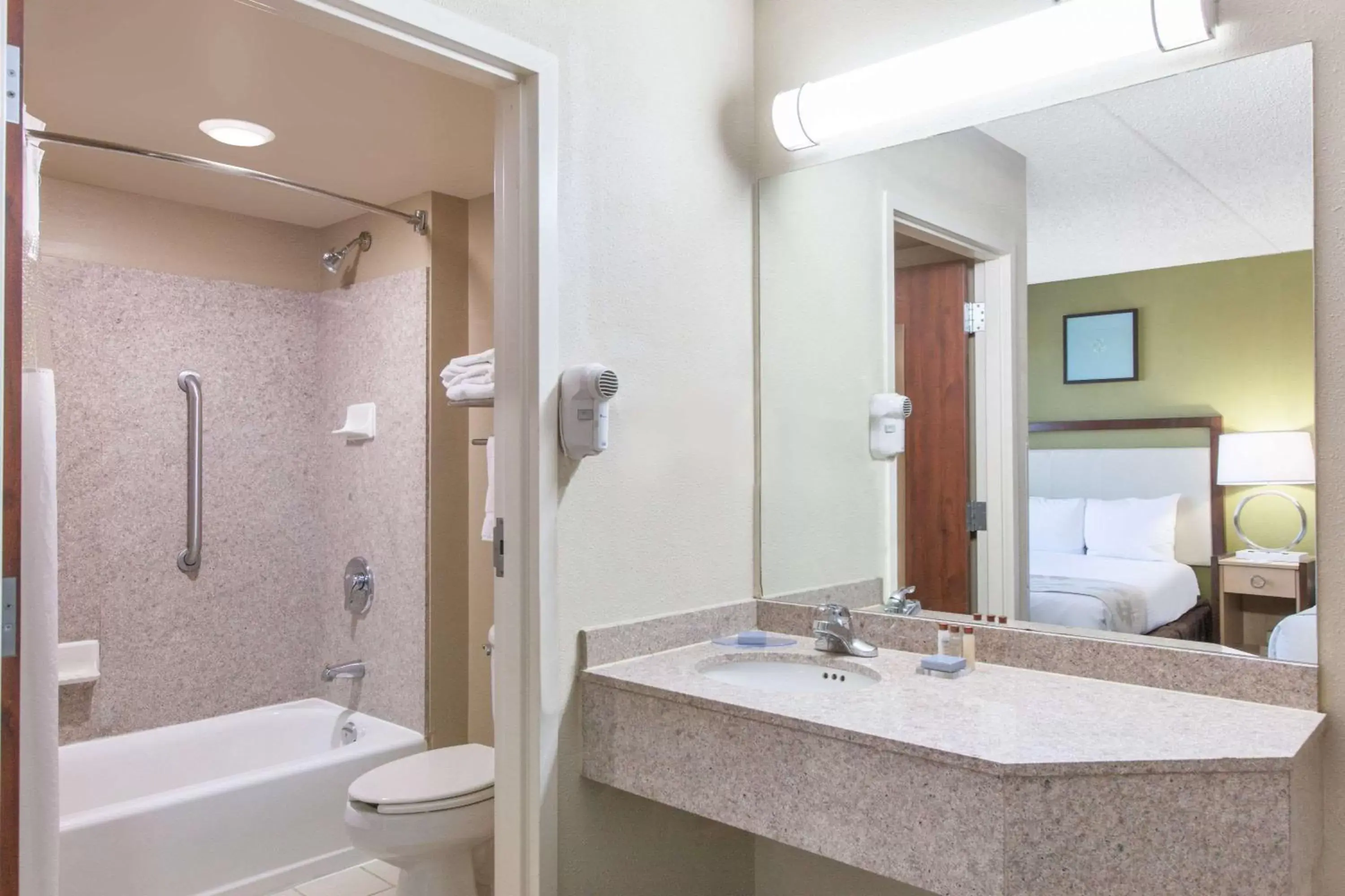 Bathroom in Hawthorn Suites Midwest City