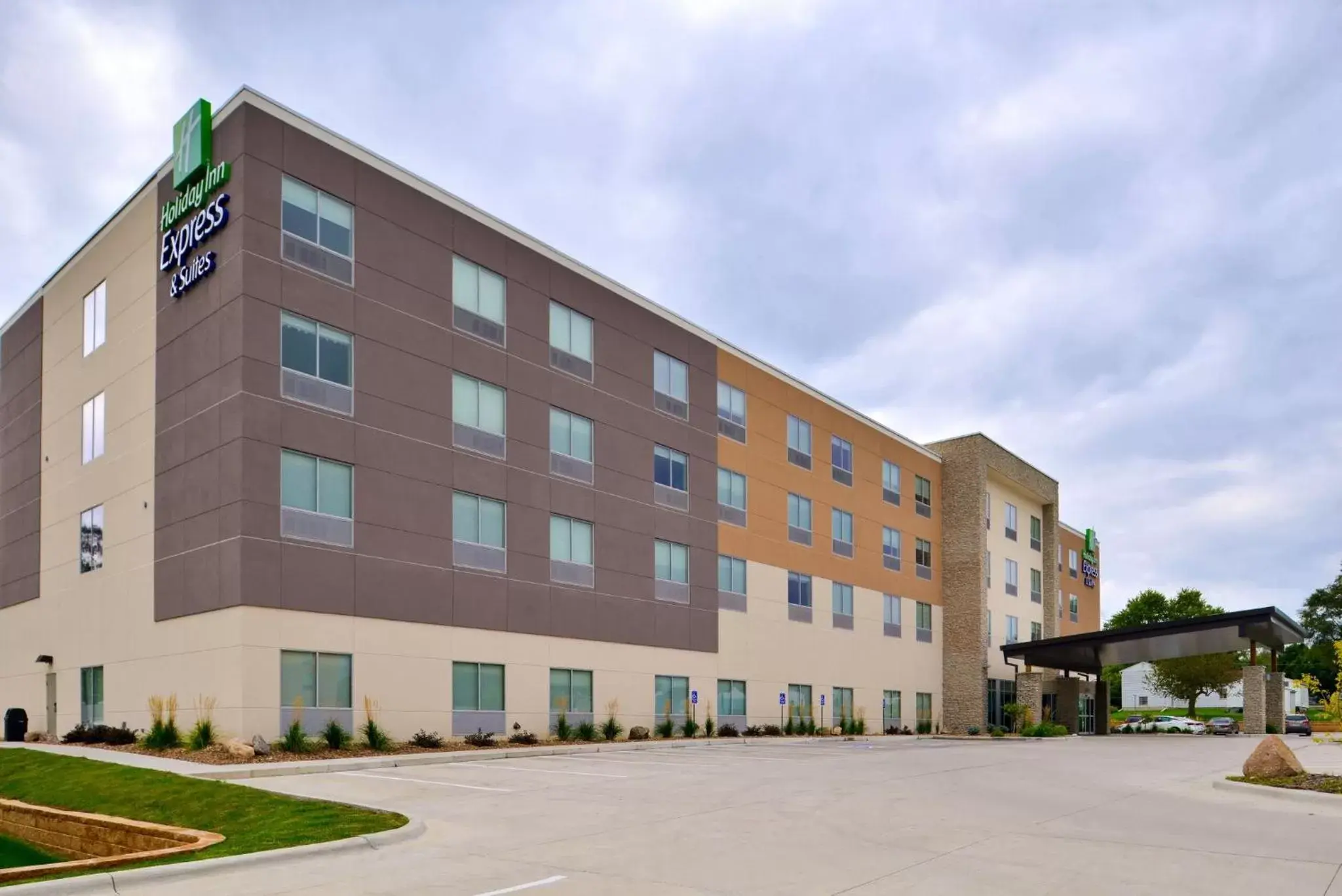 Property Building in Holiday Inn Express & Suites - Ottumwa, an IHG Hotel