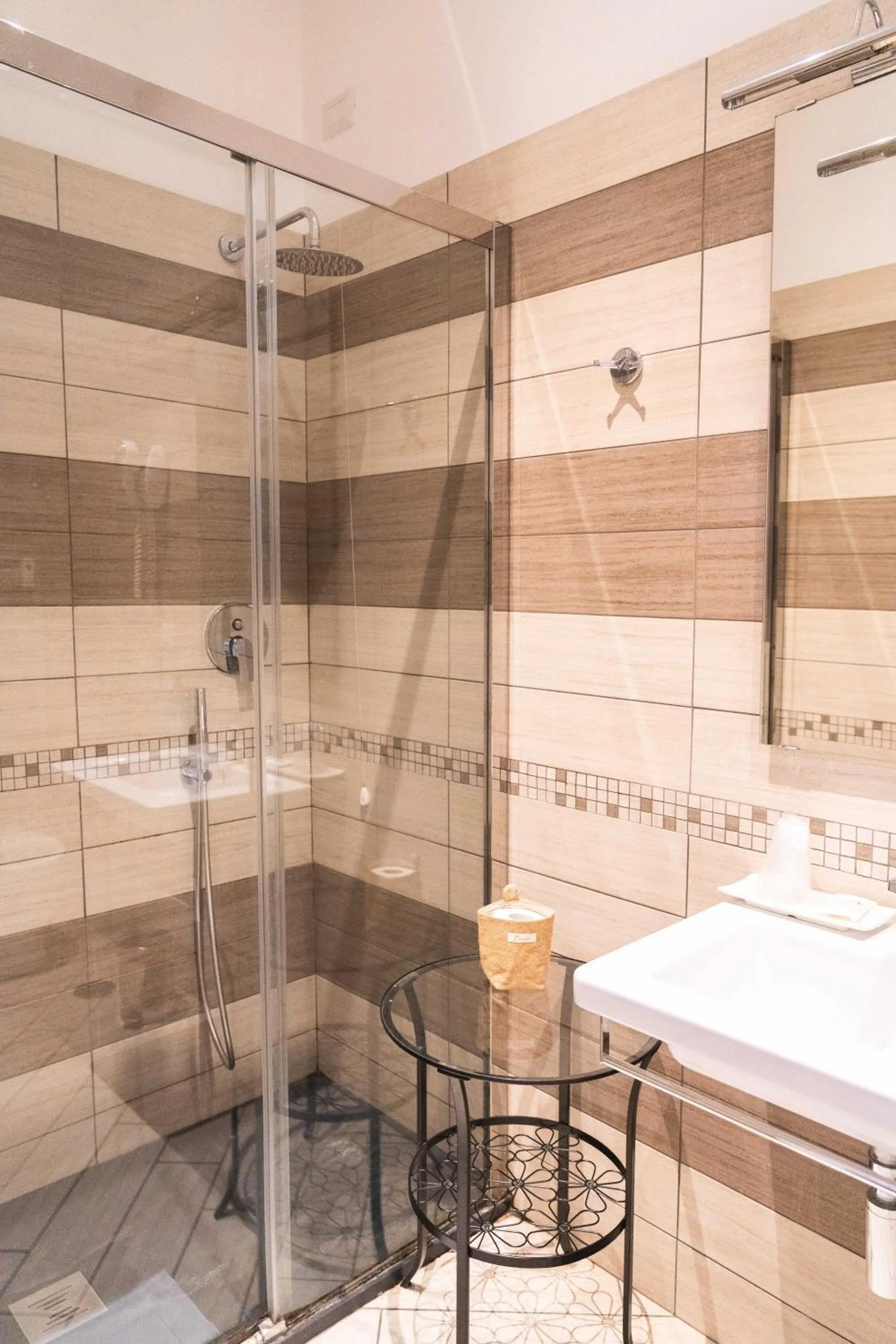 Shower in Rome Central Rooms