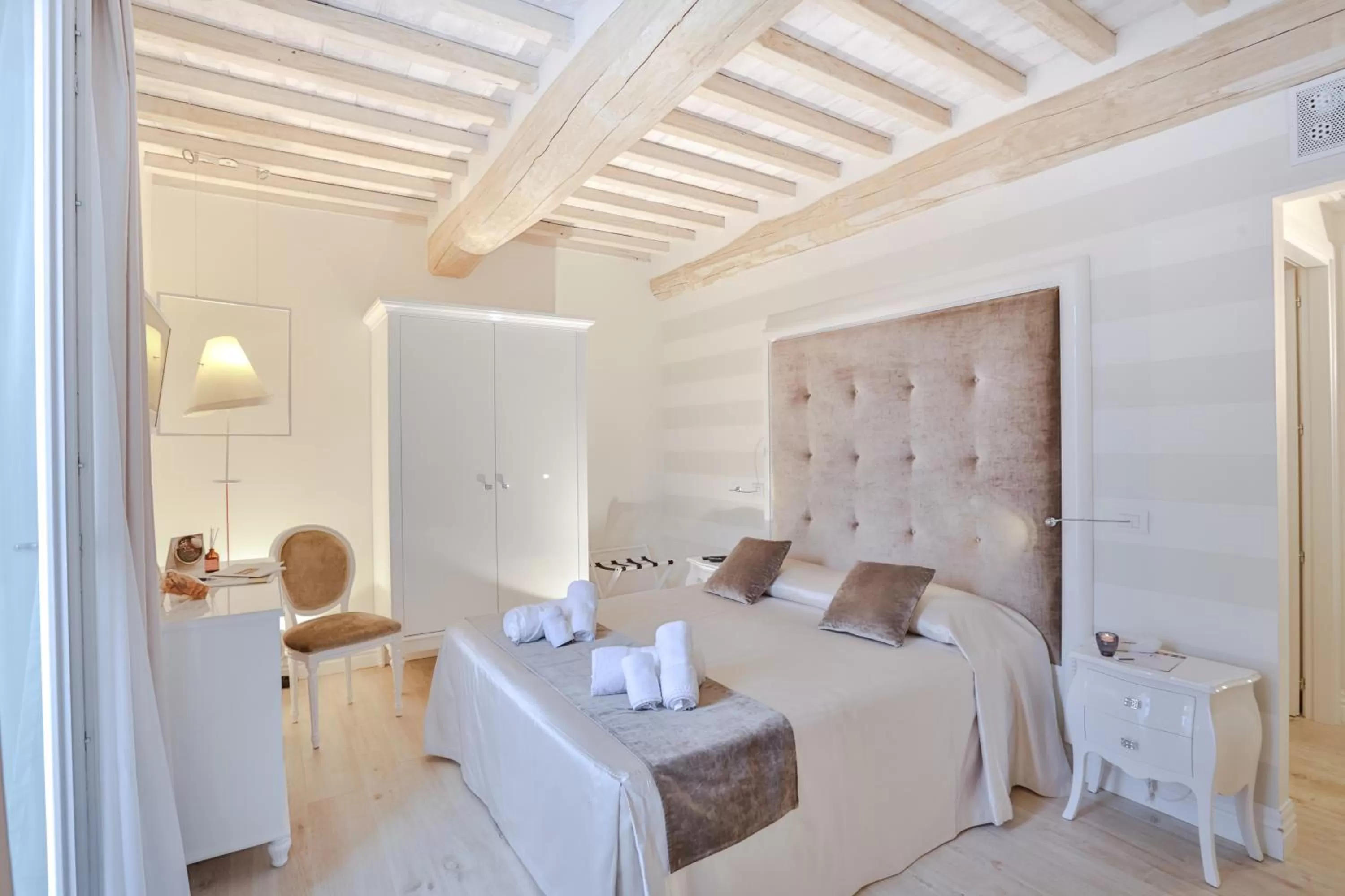 Library, Bed in VILLA LIBERTY Boutique Hotel - Borgo Capitano Collection