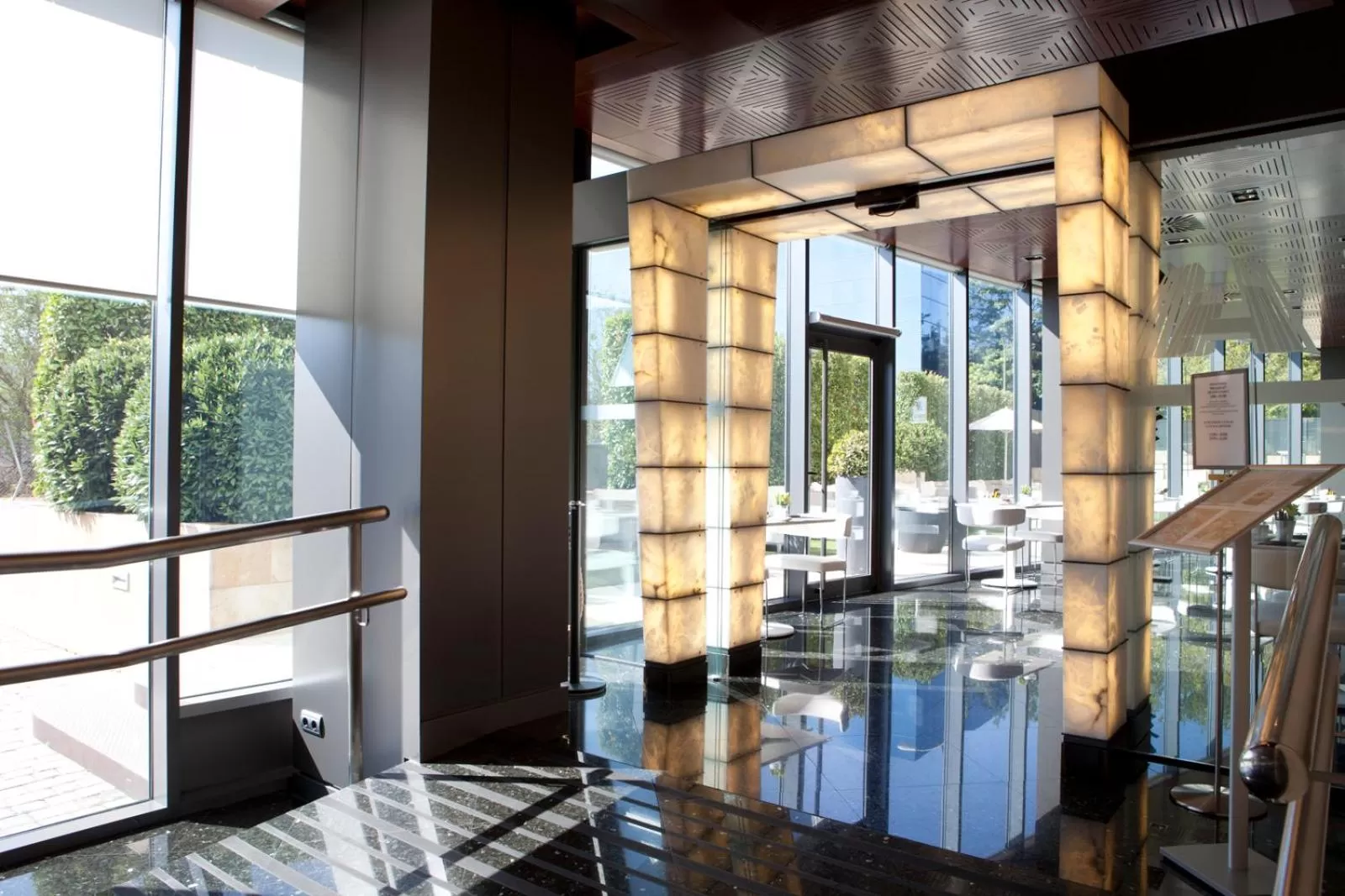 Restaurant/places to eat in Hotel Maydrit Airport