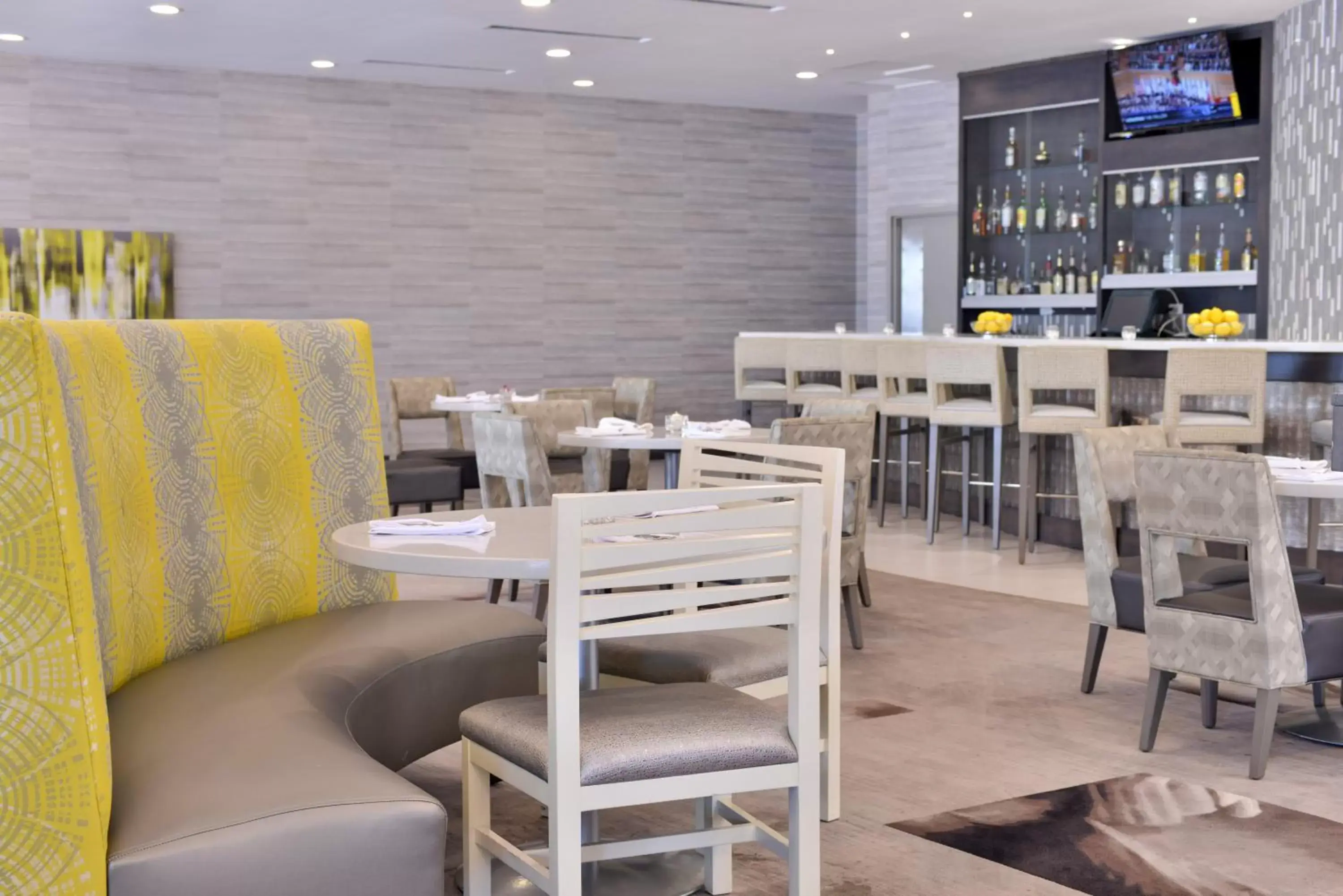 Lounge or bar, Restaurant/Places to Eat in Holiday Inn Richardson, an IHG Hotel