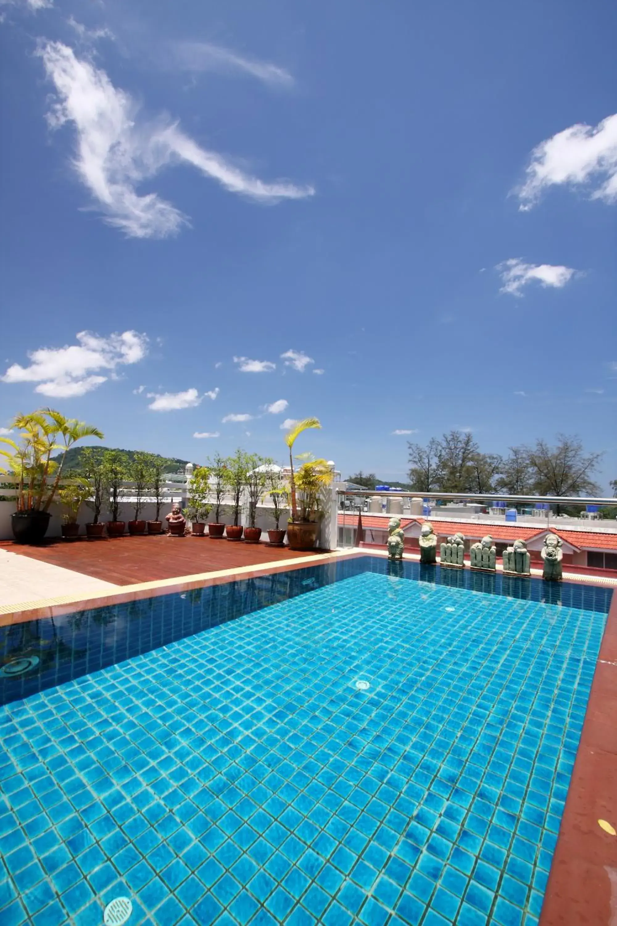 Area and facilities, Swimming Pool in Rayaburi Hotel, Patong