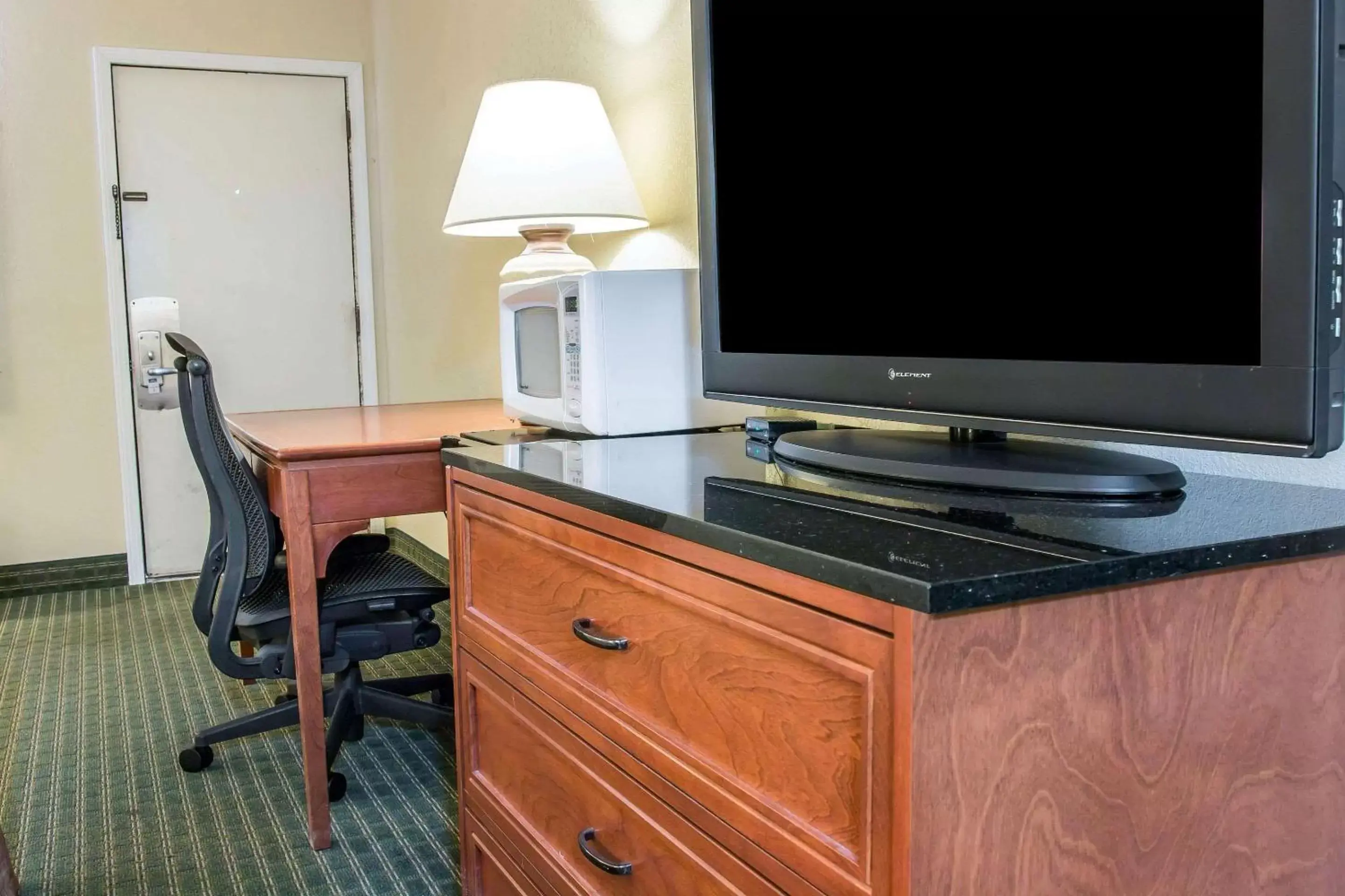 Photo of the whole room, TV/Entertainment Center in Rodeway Inn Grand Haven