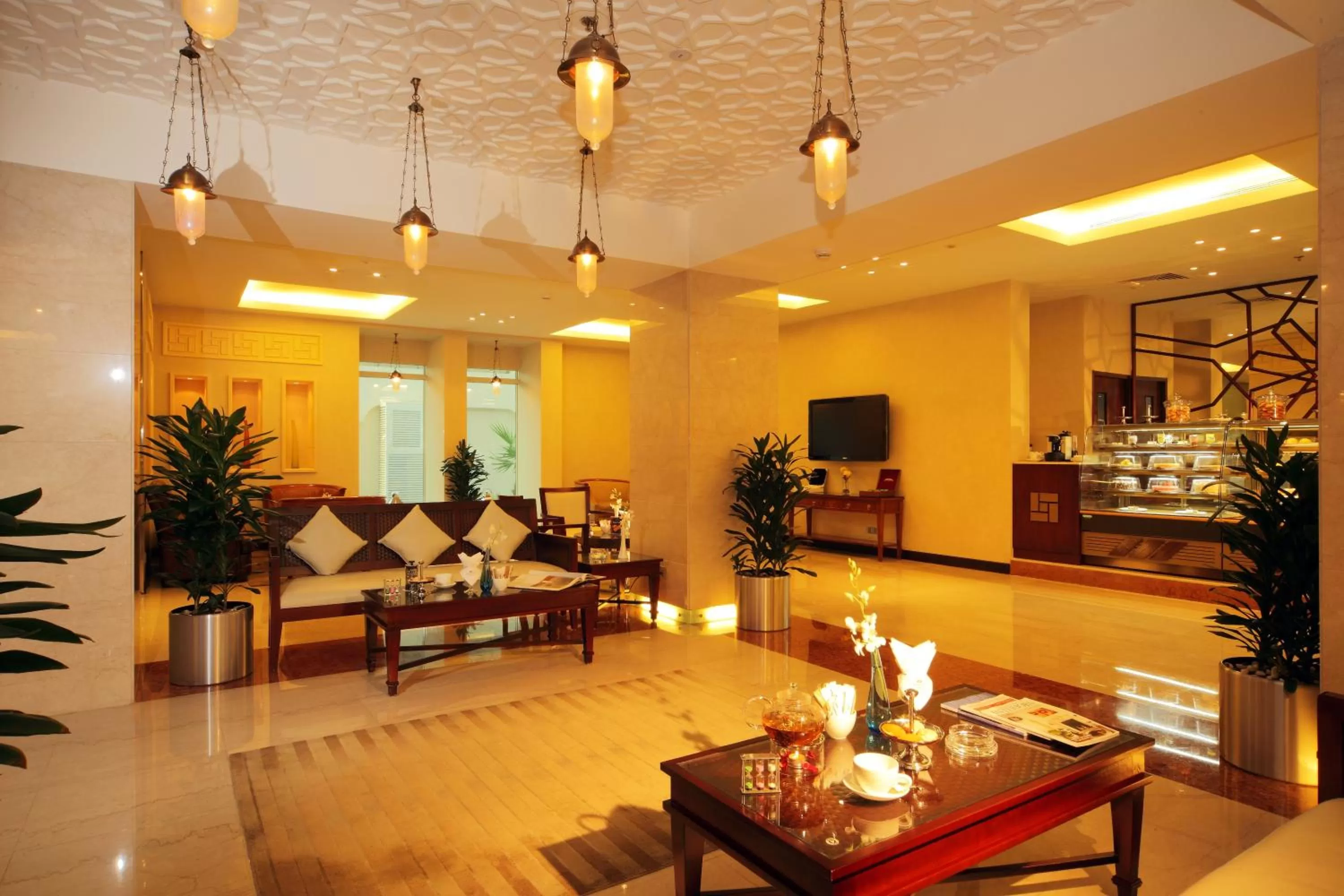 Lounge or bar in Crowne Plaza Jeddah by IHG