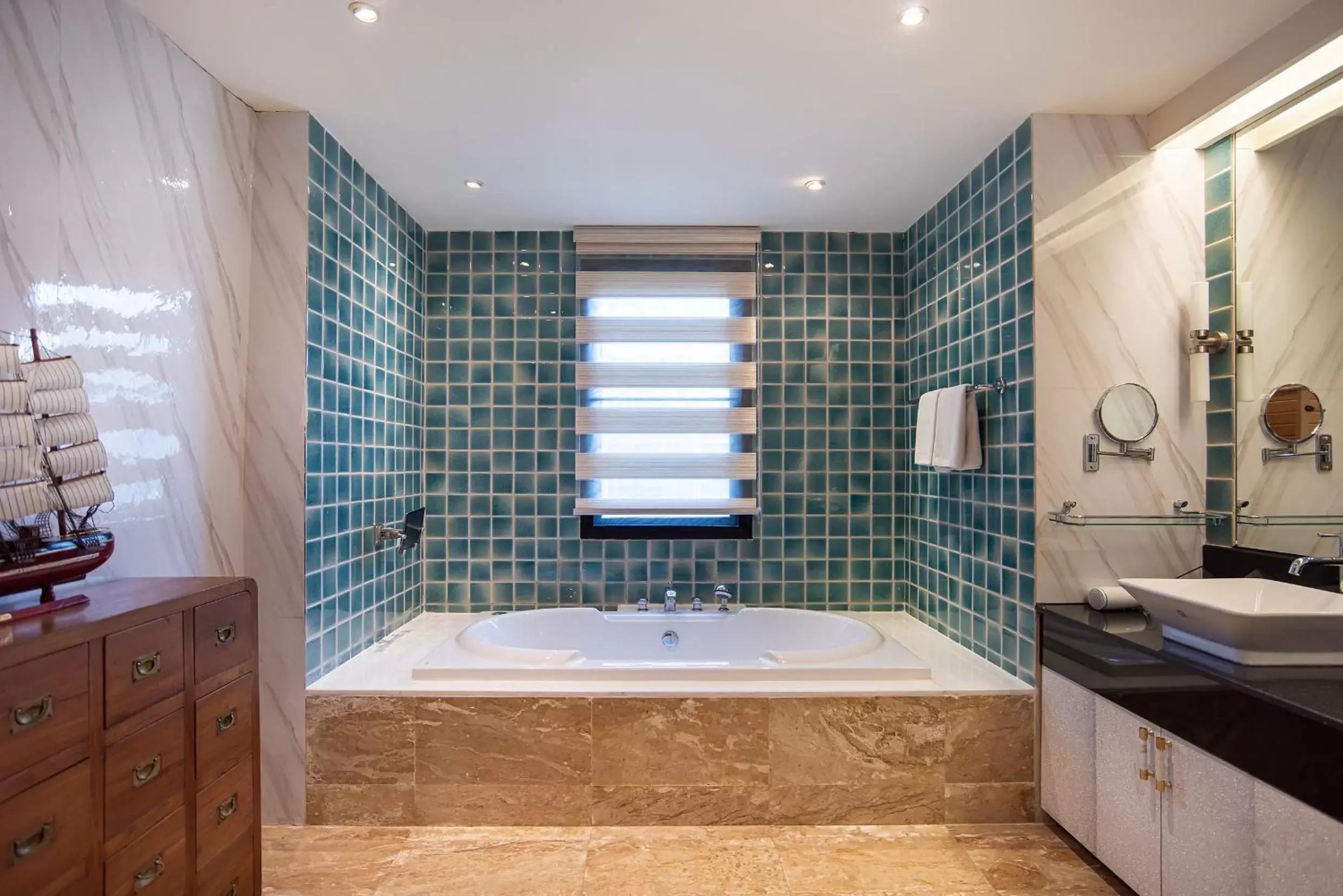 Bath, Bathroom in Benviar Tonson Residence