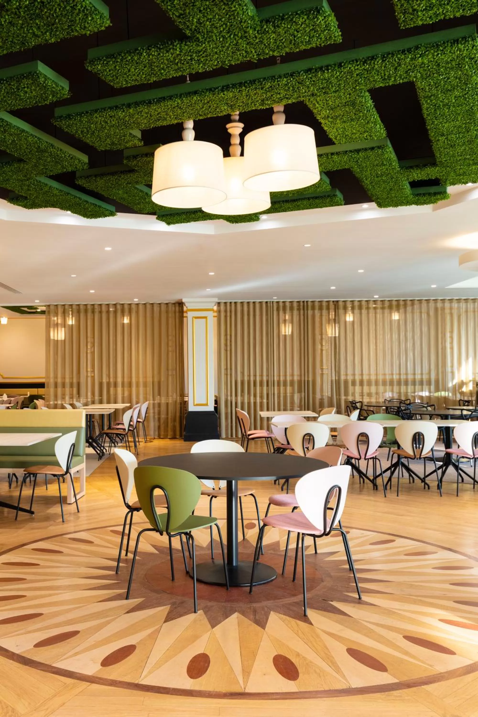 Restaurant/places to eat in Dream Castle Hotel Marne La Vallee