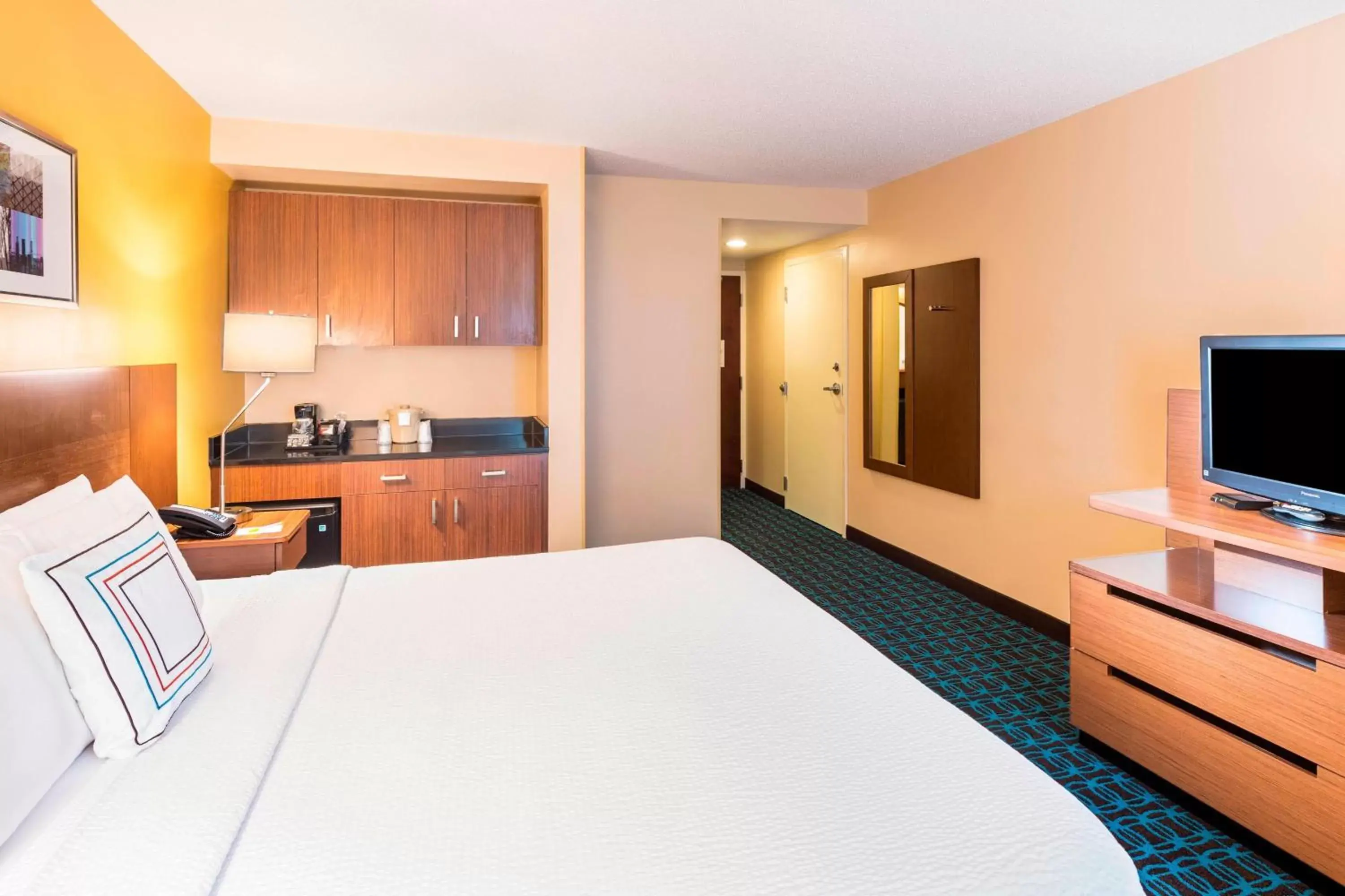 Photo of the whole room, Bed in Fairfield Inn & Suites by Marriott Atlanta Perimeter Center