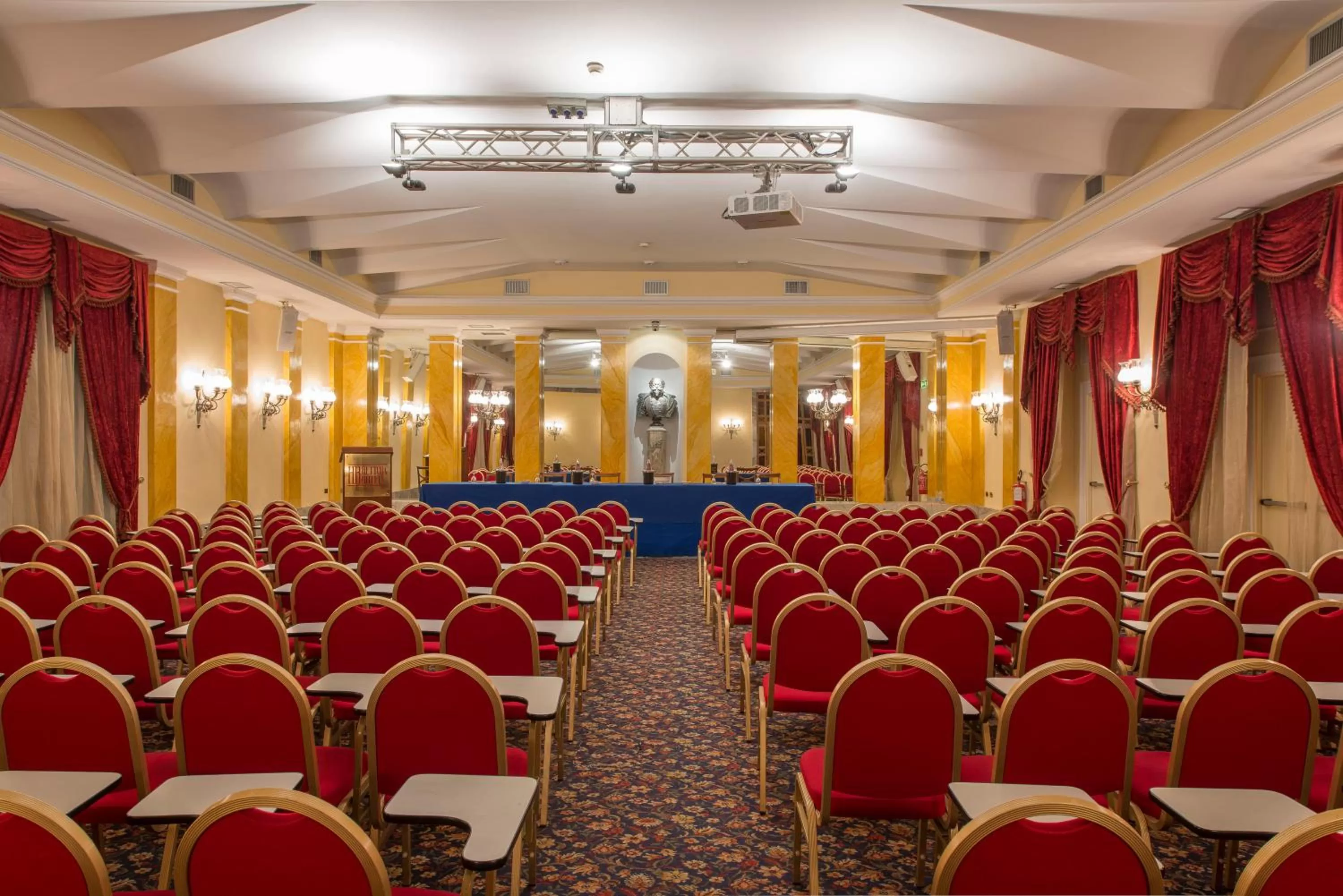 Property building in Bettoja Hotel Massimo d'Azeglio