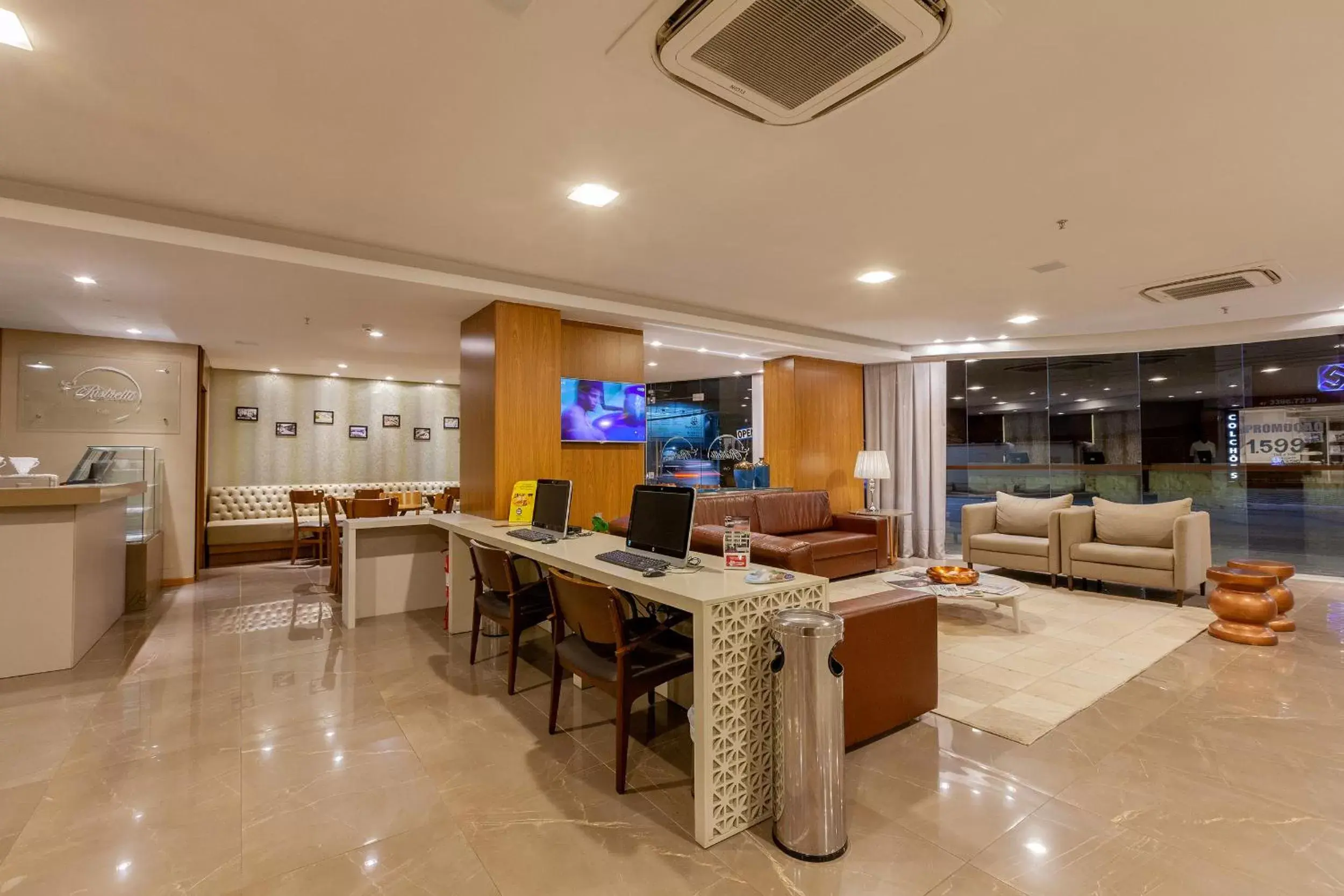 Communal lounge/ TV room in Tri Hotel Executive Brusque