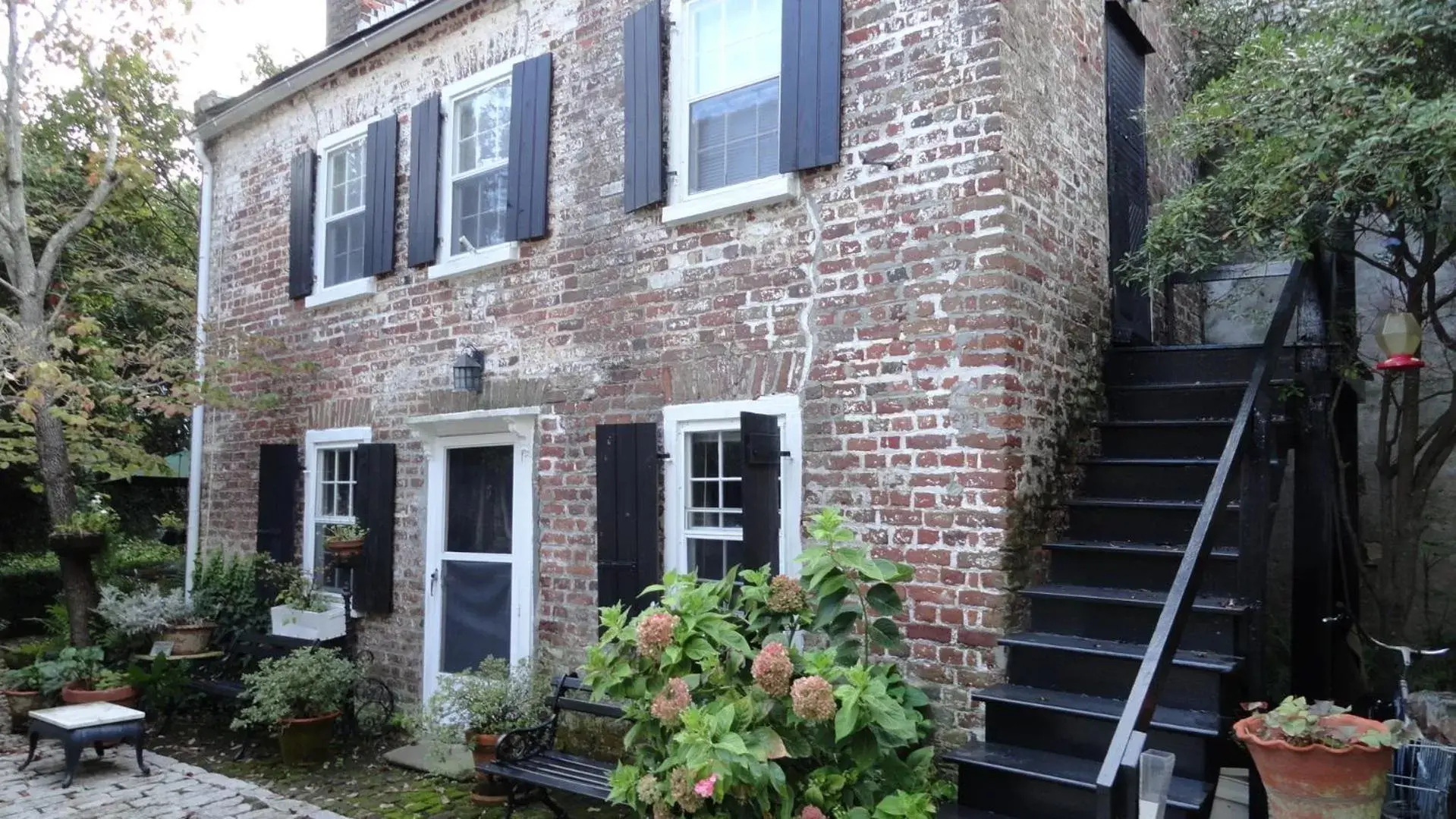One-Bedroom Cottage in Historic 86 Church Street