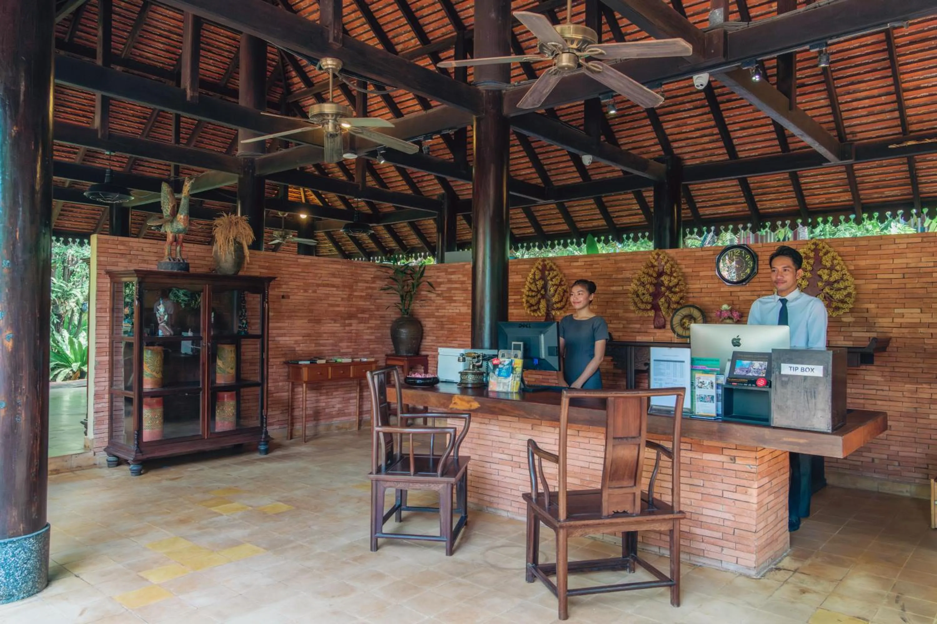 People in Pandora Suite D'Angkor