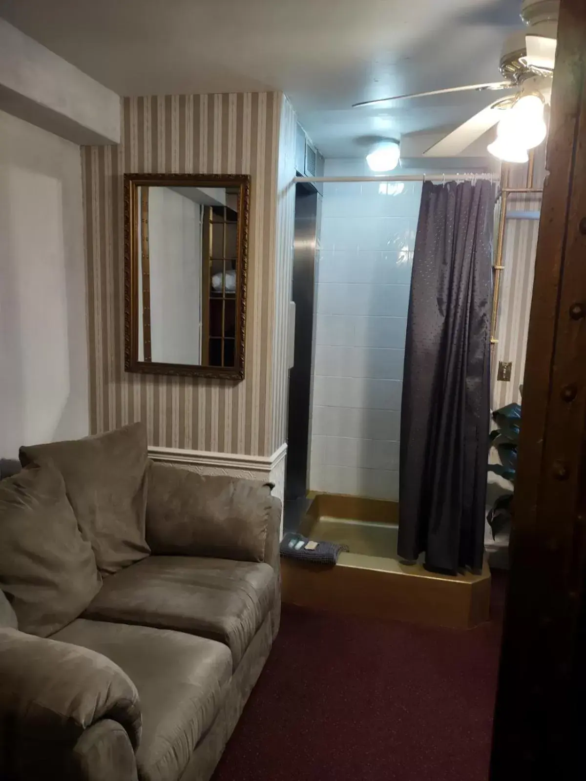 Shower, Seating Area in The King George Inn