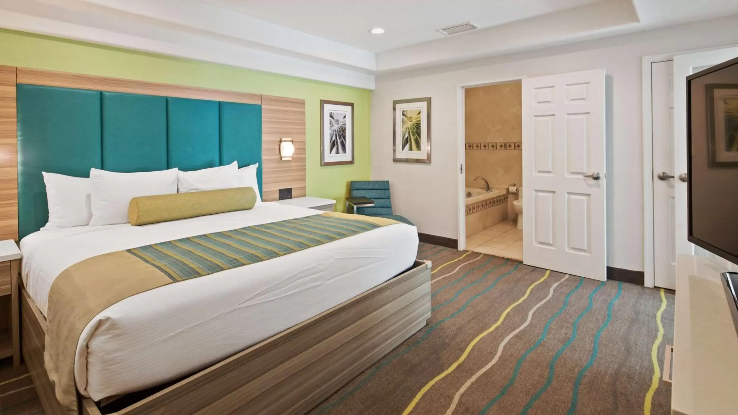 Photo of the whole room, Bed in Best Western Plus Oceanside Inn