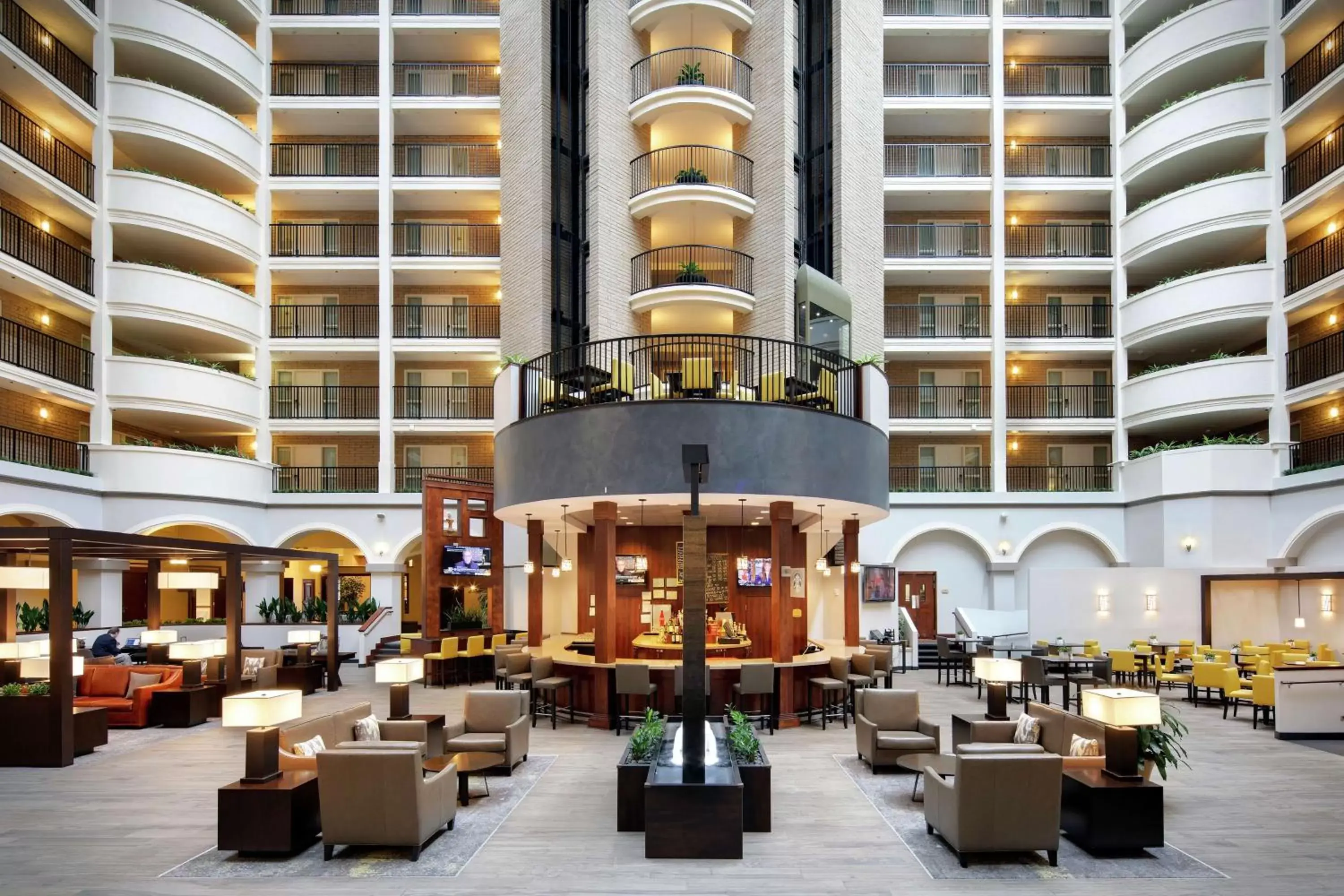 Lounge or bar, Restaurant/Places to Eat in Embassy Suites Dallas - Park Central Area