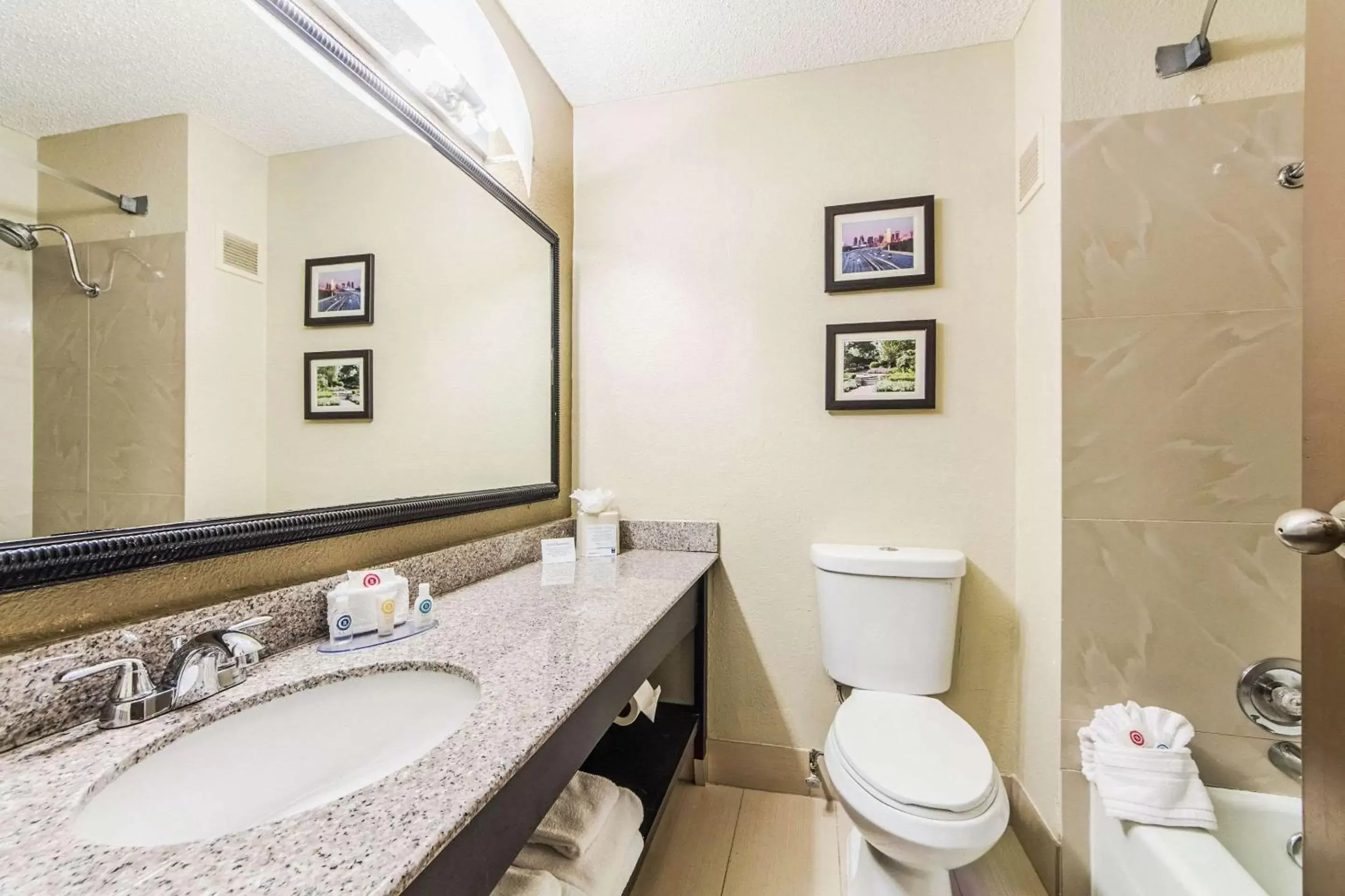 Photo of the whole room, Bathroom in Comfort Inn Dallas Park Central