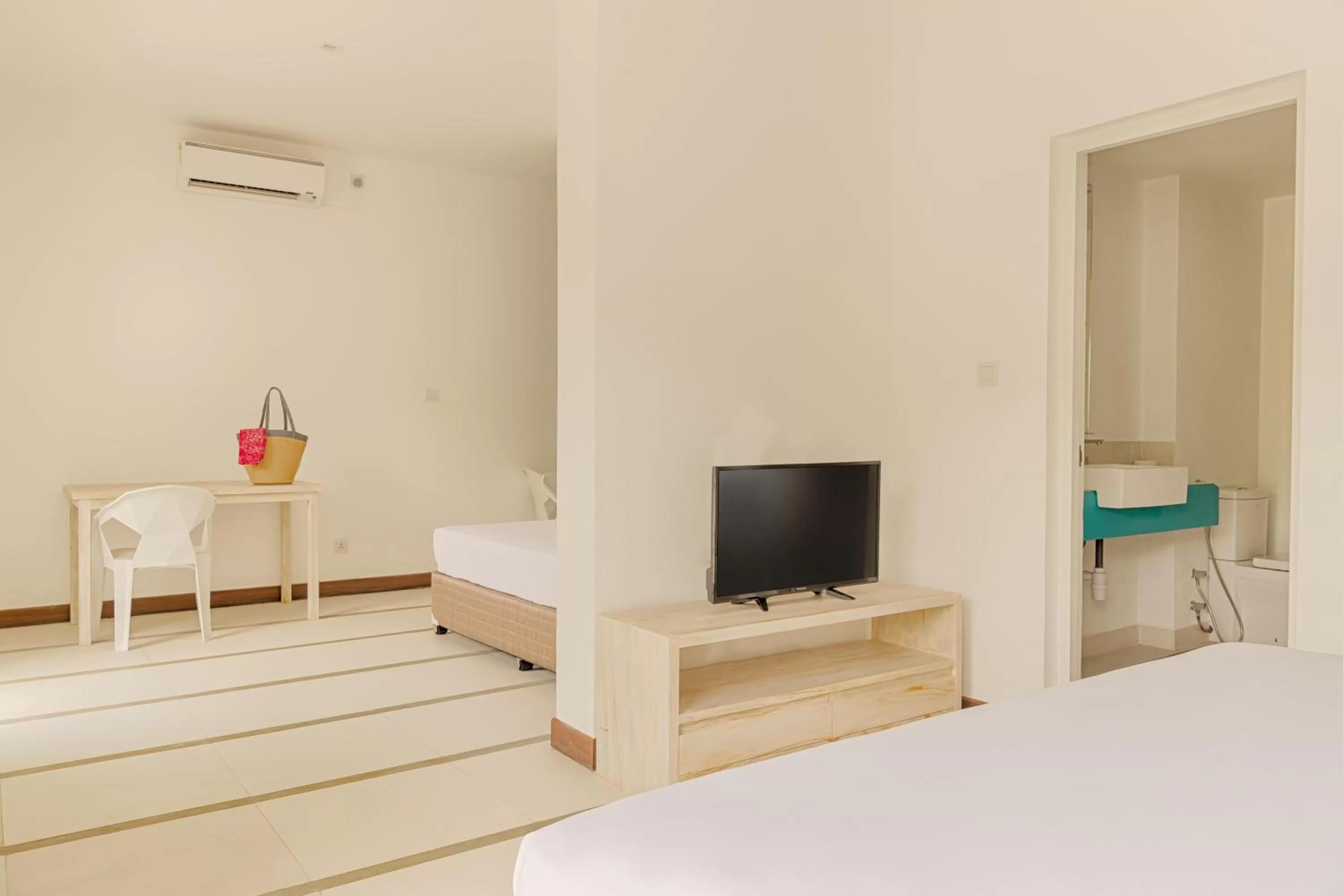 TV and multimedia, Bed in Hotel J, Unawatuna