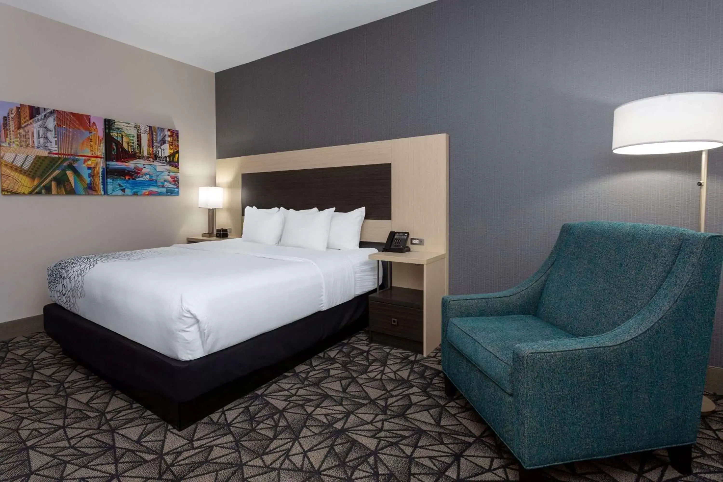 Photo of the whole room, Bed in La Quinta Inn & Suites by Wyndham Shorewood