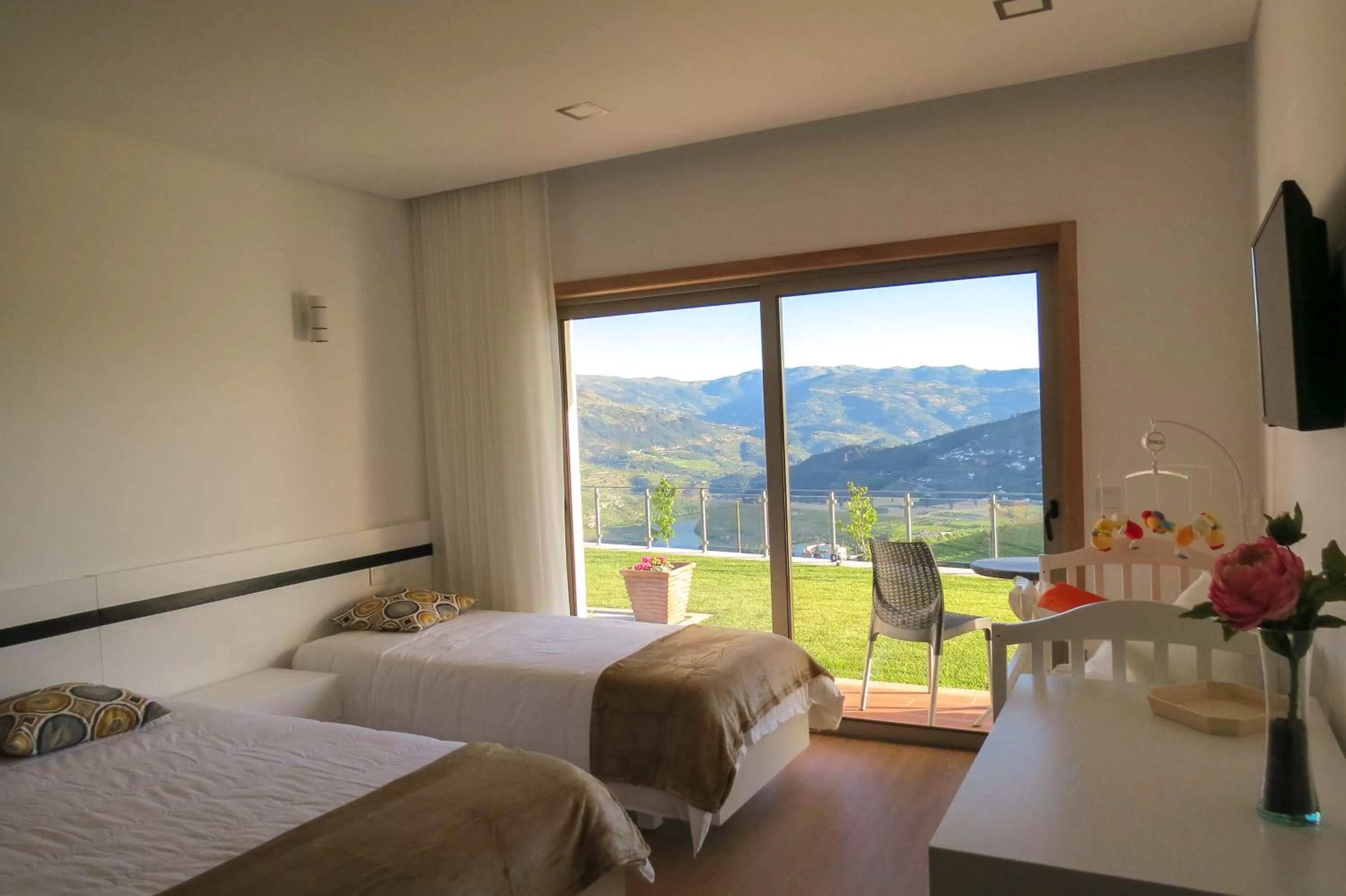 Photo of the whole room, Bed in Casa Miradouro